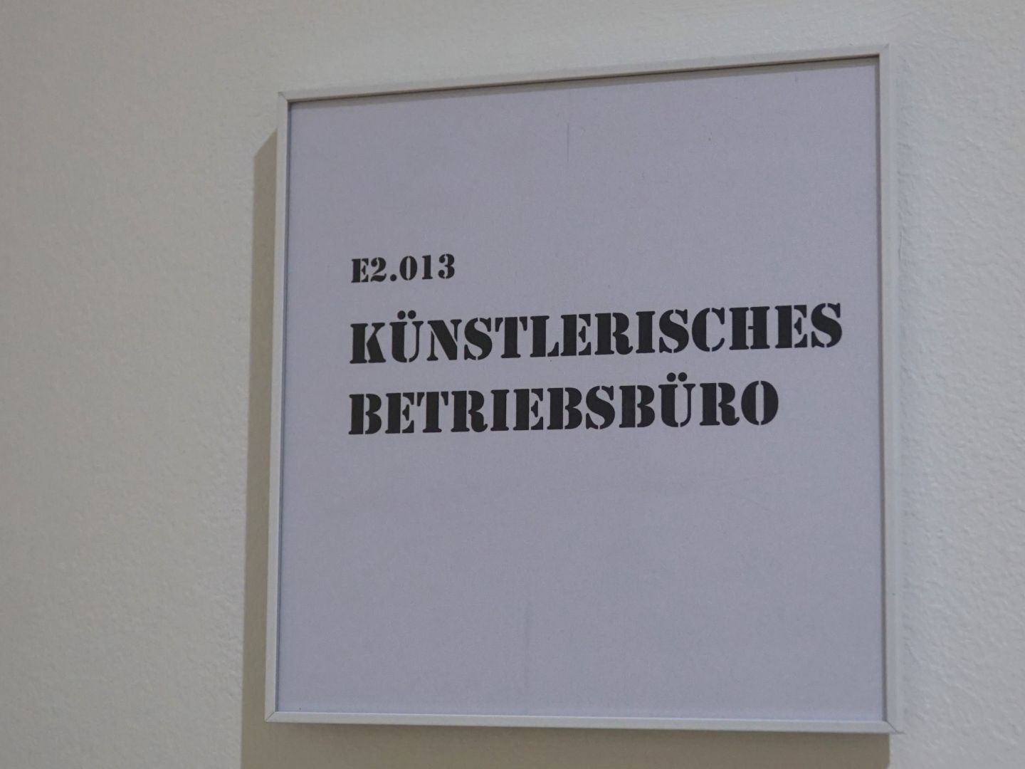 Das Raumschild des Künstlerischen Betriebsbüros.