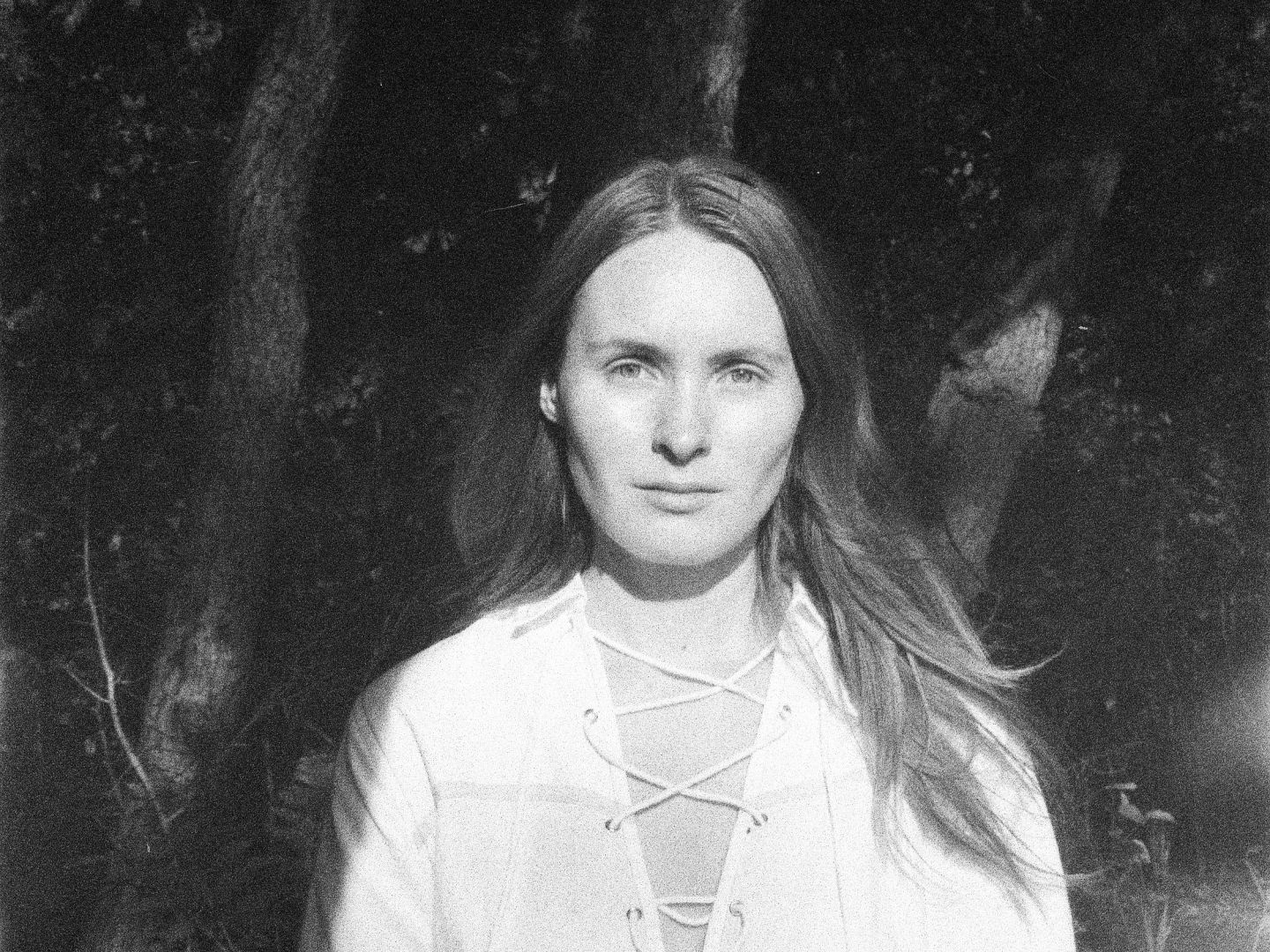 Ein Portraitfoto von Lili Anschütz im Wald