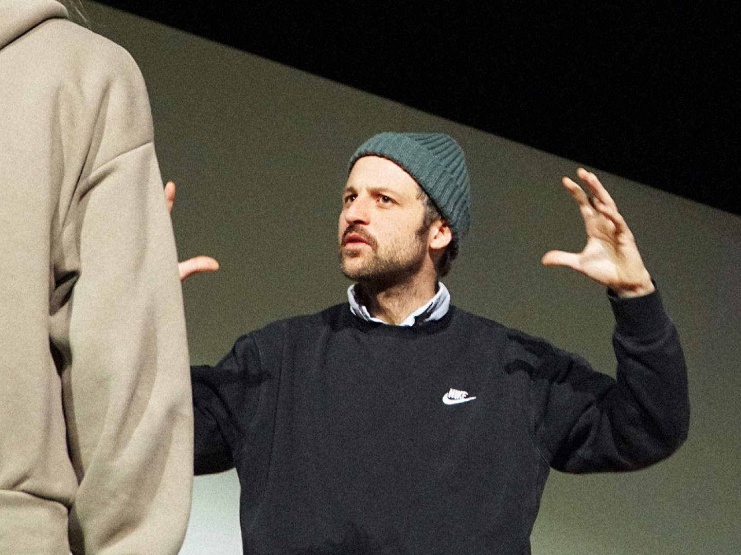 Regisseur Mathias Spaan gestikulierend bei einer Probe