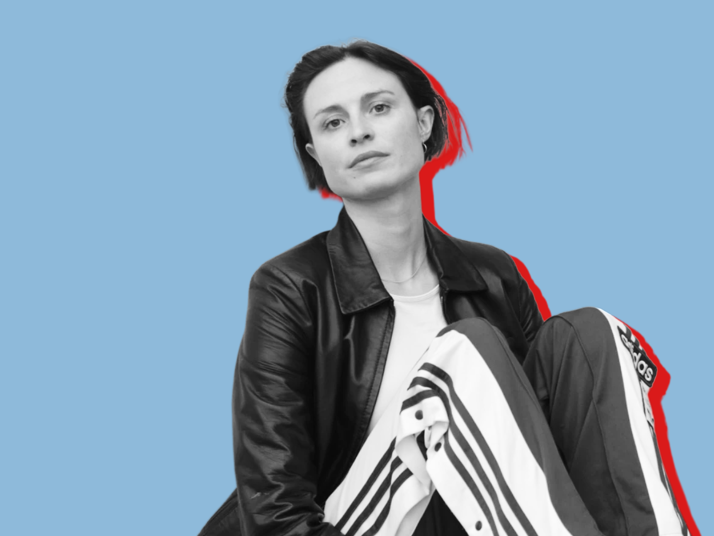 Portraitfoto von Alina Fluck in schwarz-weiß vor blauem Hintergrund und mit rotem Schatten.