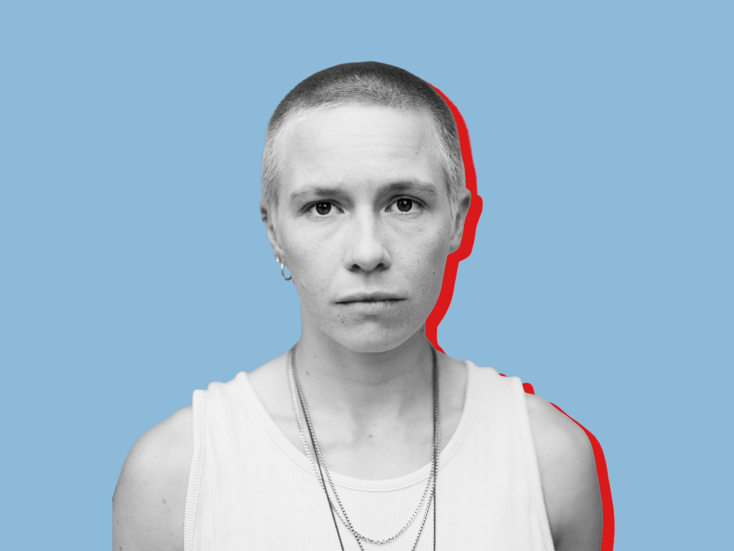 Portraitfoto von Anna Marboe in schwarz-weiß vor blauem Hintergrund und mit rotem Schatten.