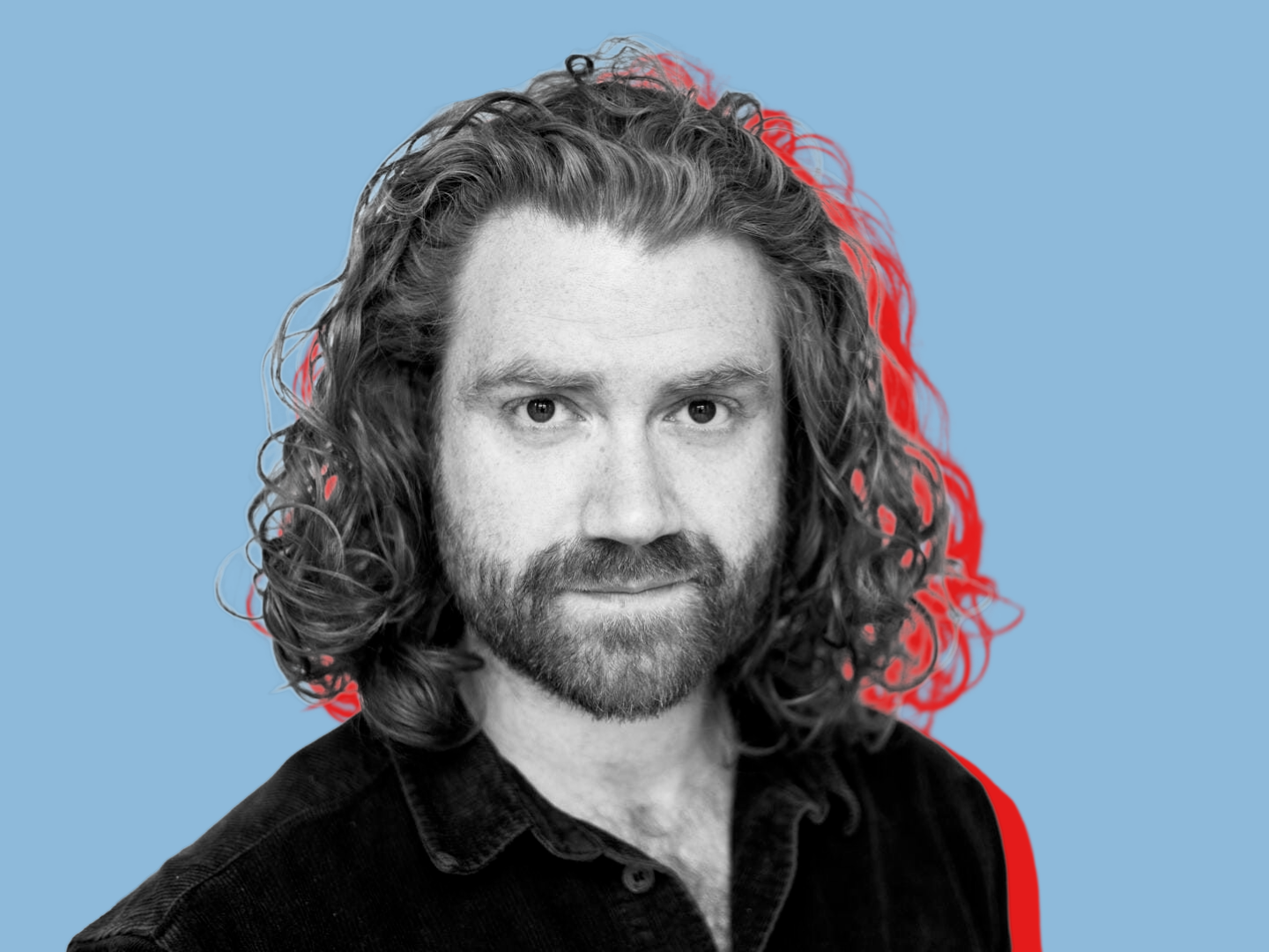 Portraitfoto von Aram Tafreshian in schwarz-weiß vor blauem Hintergrund und mit rotem Schatten.