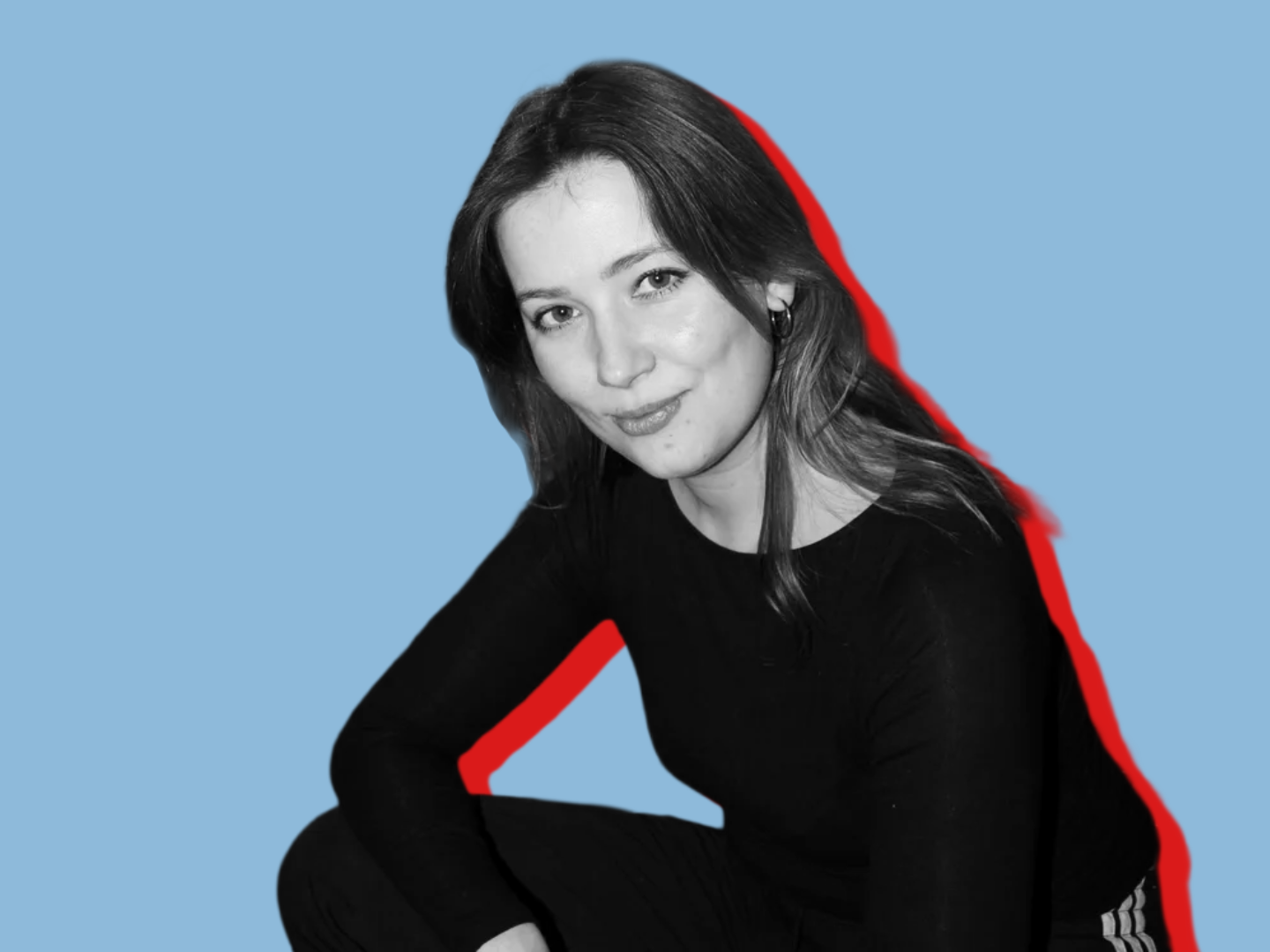 Portraitfoto von Chiara Liotine in schwarz-weiß vor blauem Hintergrund und mit rotem Schatten.