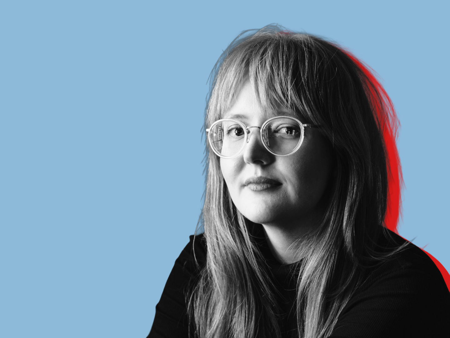 Portraitfoto von Lena Reißner in schwarz-weiß vor blauem Hintergrund.