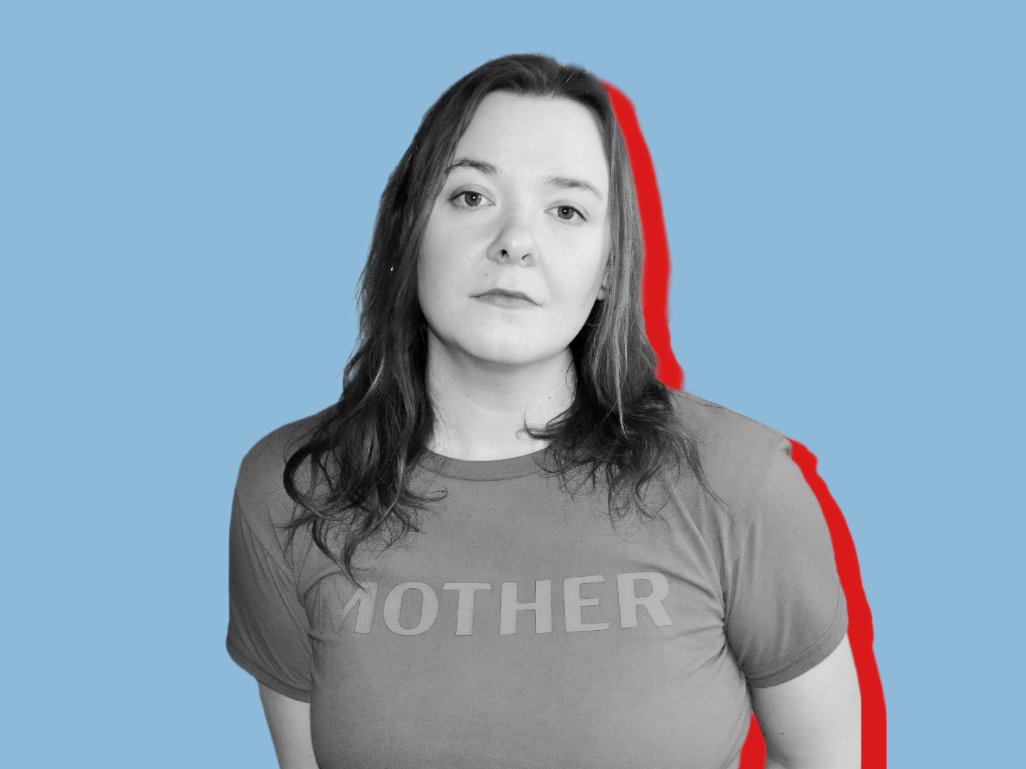 Portraitfoto von Lily Kuhlmann in schwarz-weiß mit rotem Schatten vor blauem Hintergrund