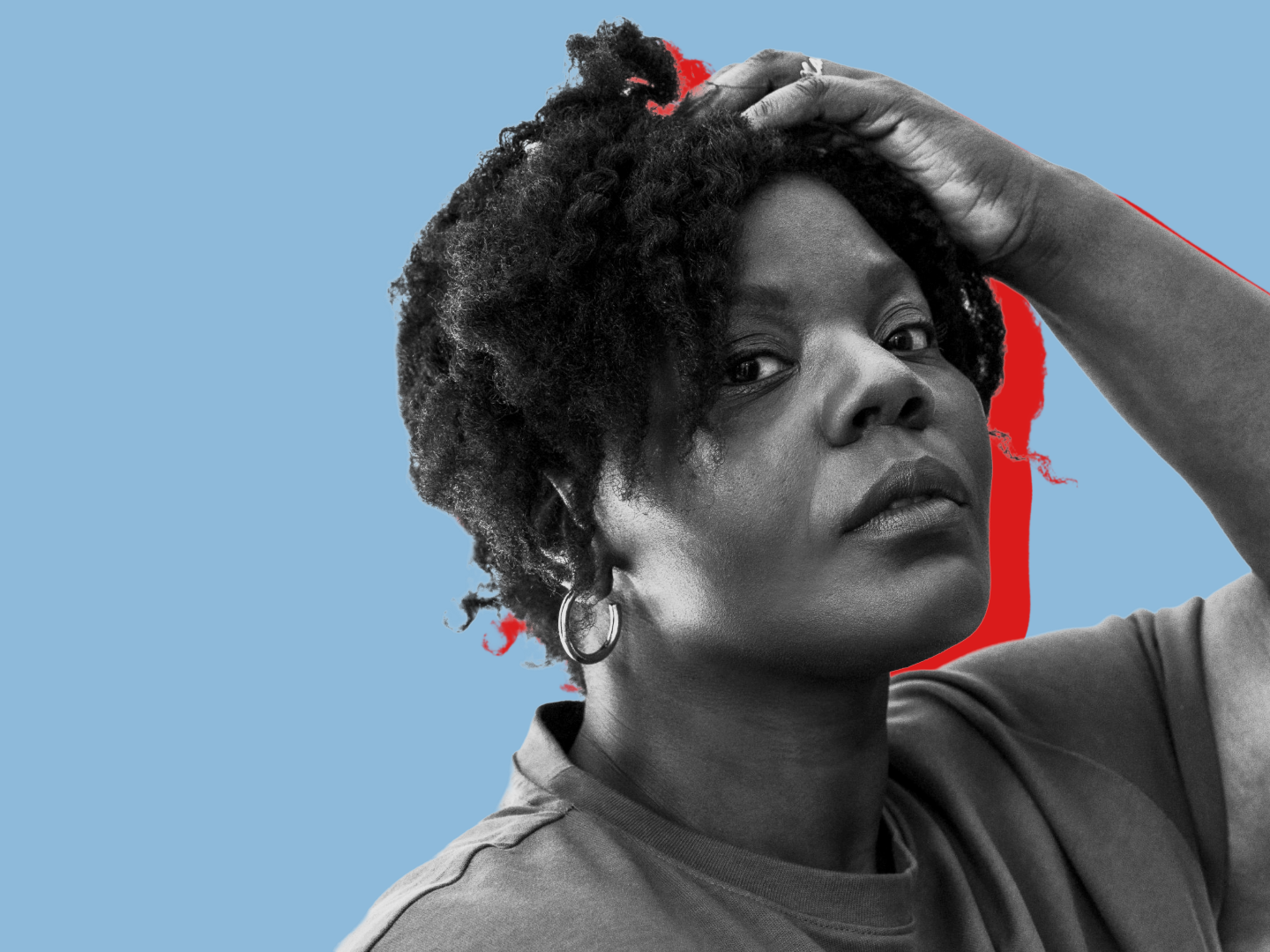 Portraitfoto von Mable Preach in schwarz-weiß vor blauem Hintergrund.