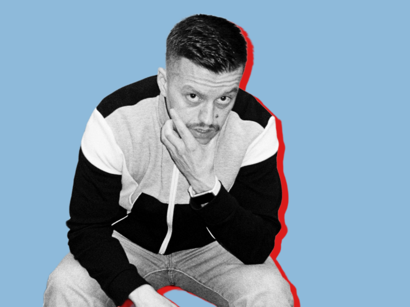 Portraitfoto von Marco Damghani in schwarz-weiß mit rotem Schattem vor blauem Hintergrund.