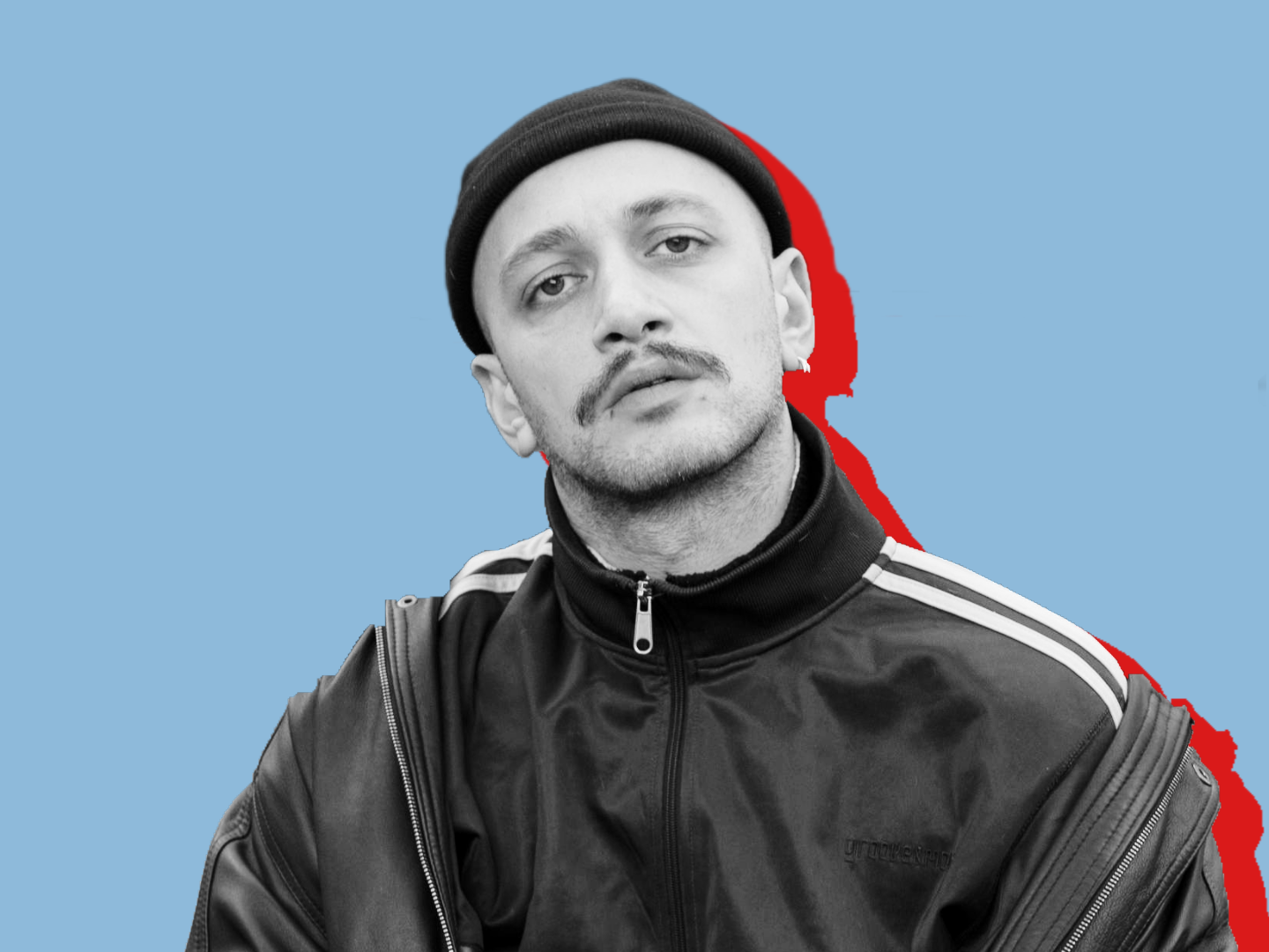 Portraitfoto von Mikheil Charkviani in schwarz-weiß vor blauem Hintergrund und mit rotem Schatten.