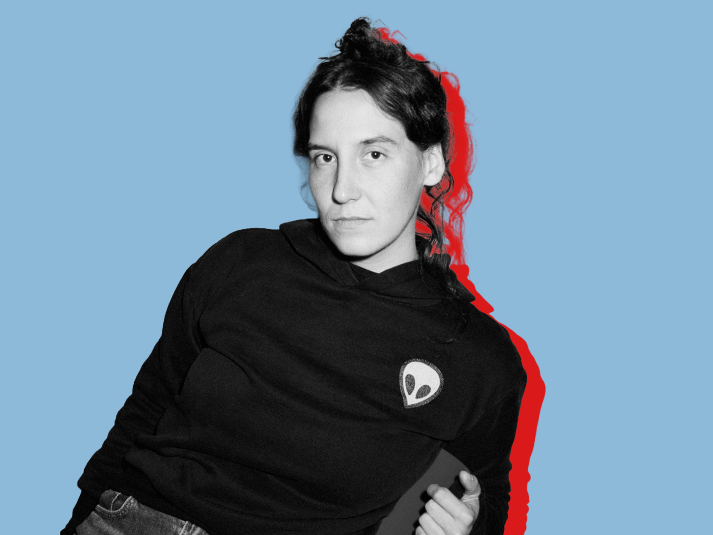 Portraitfoto von Milena Michalek in schwarz-weiß mit rotem Schatten vor blauem Hintergrund.