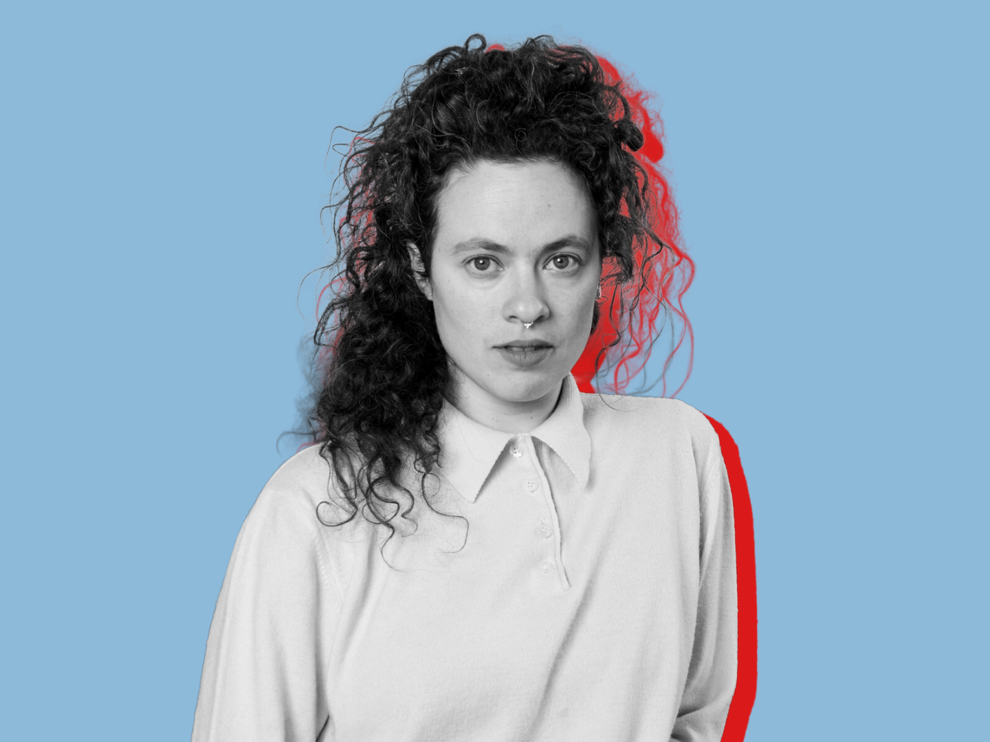 Portraitfoto von Nolwenn Peterschmitt in schwarz weiß, mit rotem Schatten vor blauem Hintergrund