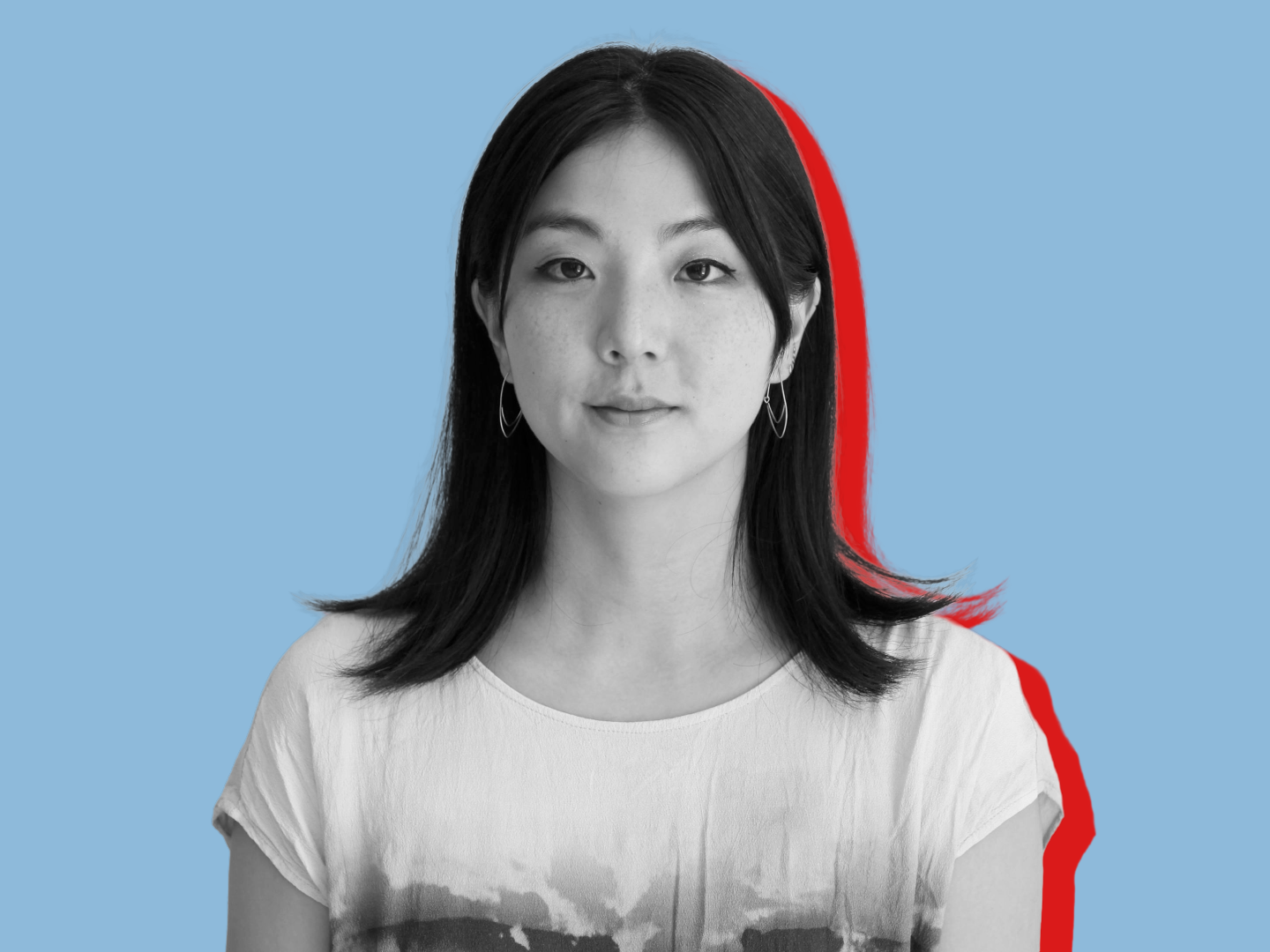 Portraitfoto von Olivia Hyunsin Kim in schwarz-weiß vor blauem Hintergrund und mit rotem Schatten.