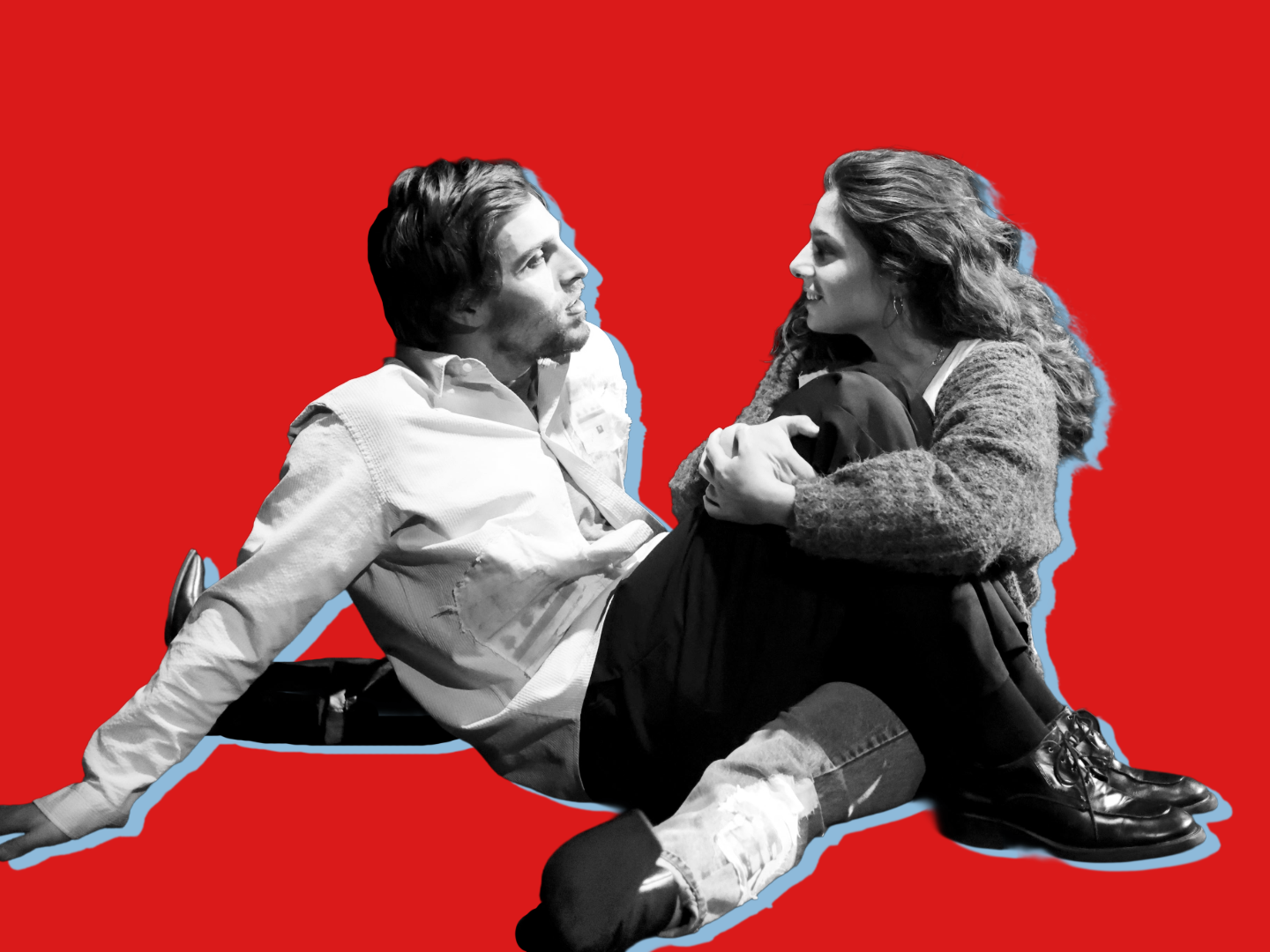 Ein Mann und eine Frau sitzen beieinander.