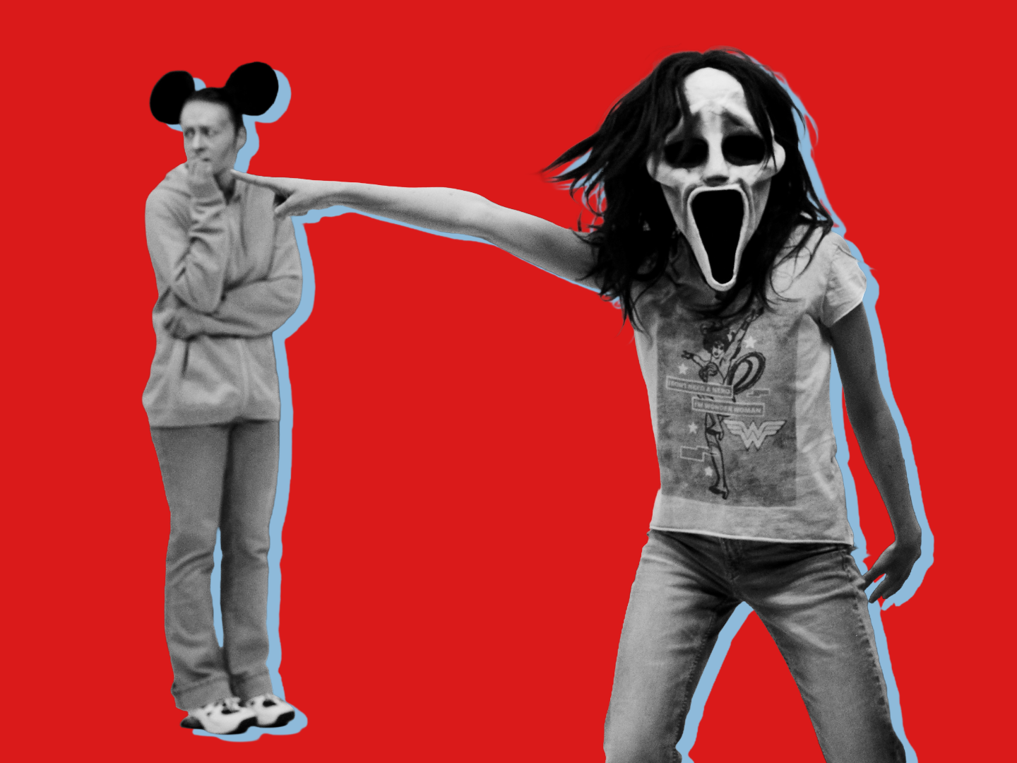 Eine Person mit gruseliger Maske zeigt mit ihrem Finger auf eine Person, die Mickey Mouse Ohren trägt.