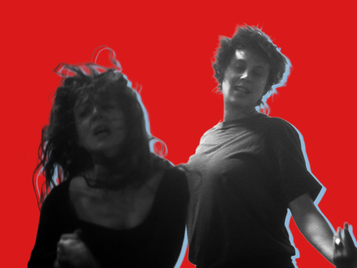 Zwei Frauen tanzen ekstatisch.