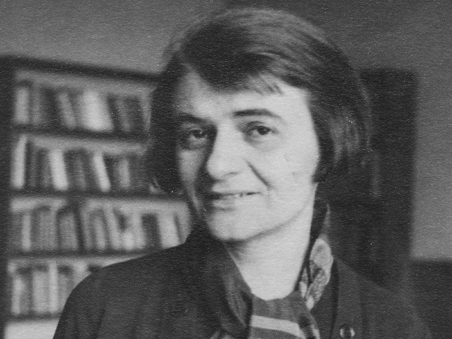 Maria Lazar vor einer Bücherwand