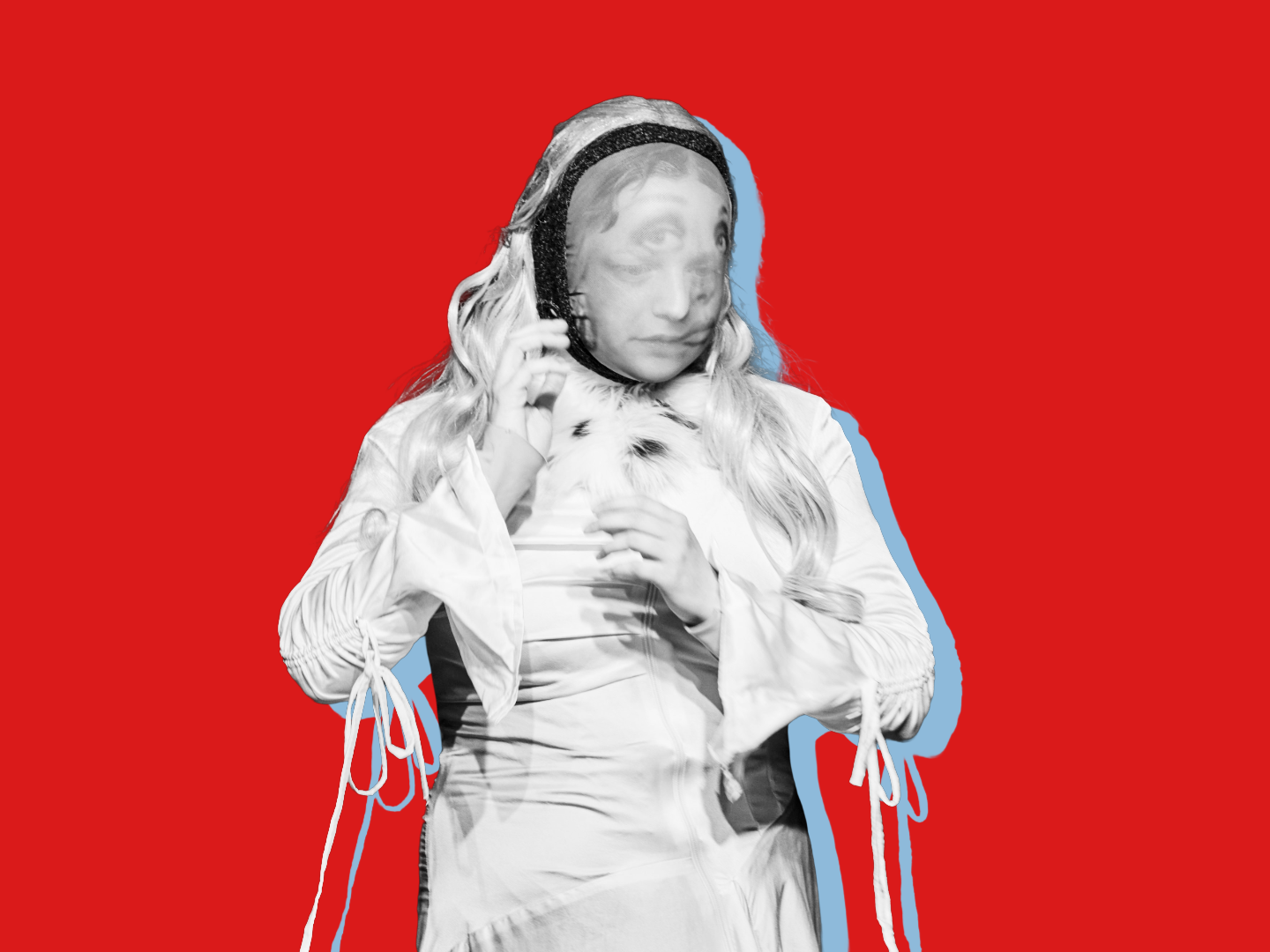 Luise von Stein mit einem bedruckten Seidenstrumpf über dem Gesicht als alte Dame.