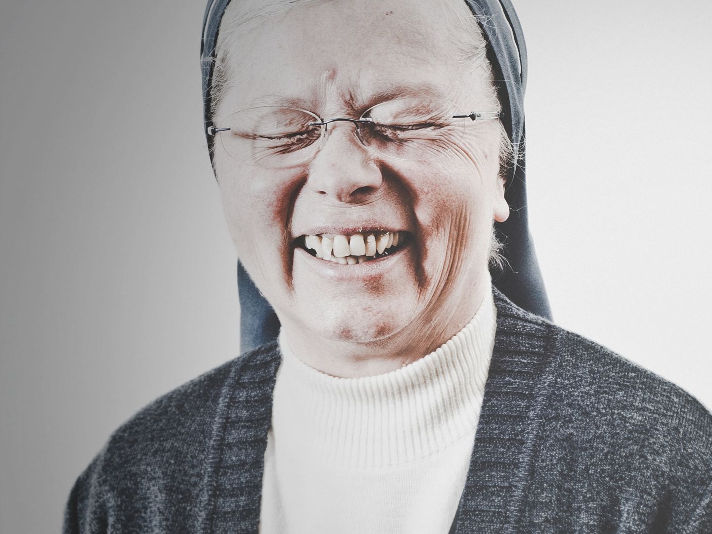 Plakatmotiv von Die Goldberg-Variationen. Auf dem Bild ist eine lachende Nonne zu sehen.