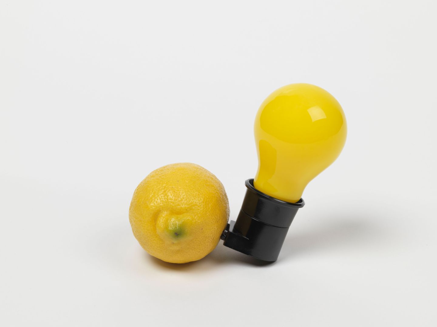 Eine Zitrone in der eine Glühbirne steckt - Capri Batterie von Joseph Beuys