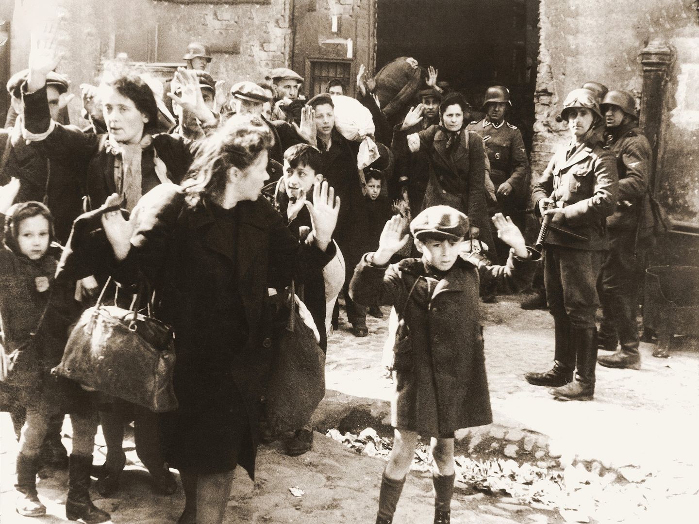 Ein Foto von flüchtenden Menschen und Soldaten während des NS Regimes