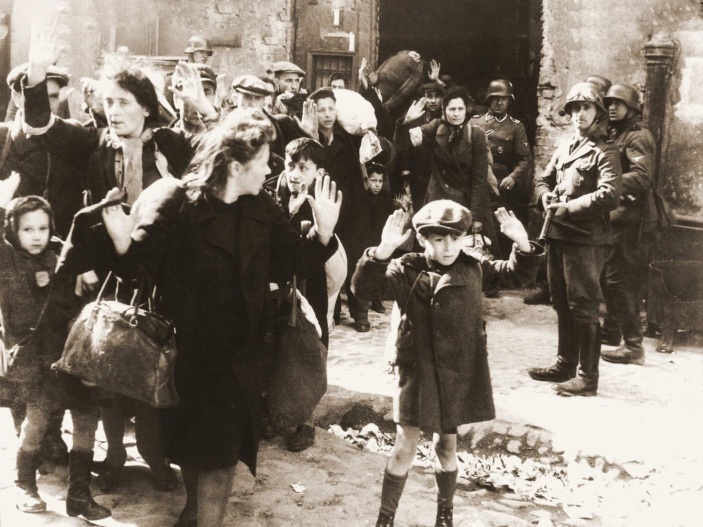 Das Foto zeigt flüchtende Menschen und Soldaten während des NS Regimes