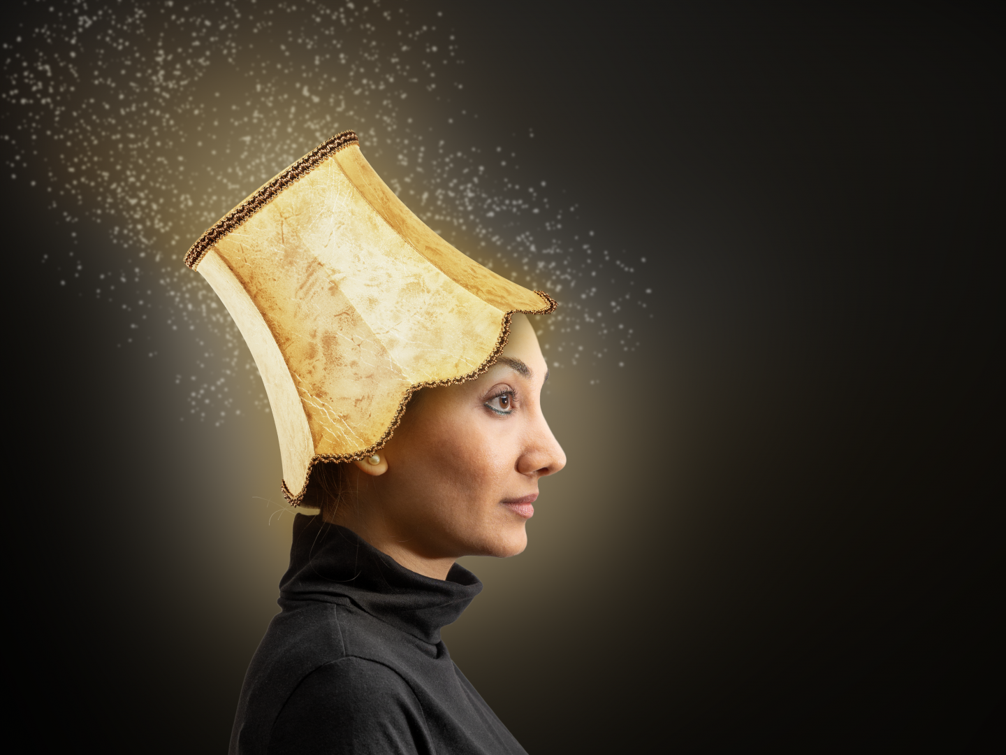 Eine Frau mit Lampenschirm auf dem Kopf