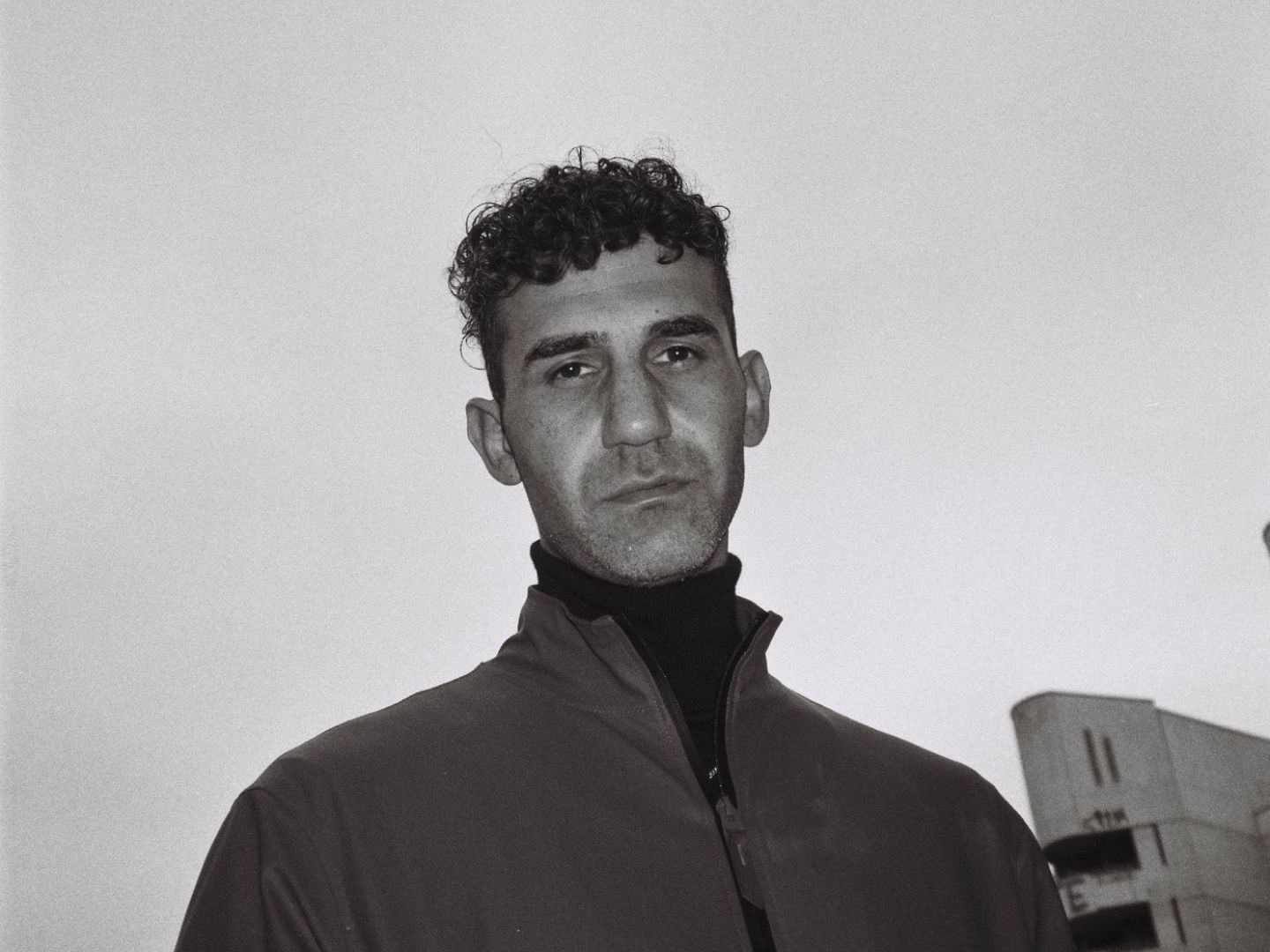 Ein Portrait von Necati Öziri in schwarz weiß