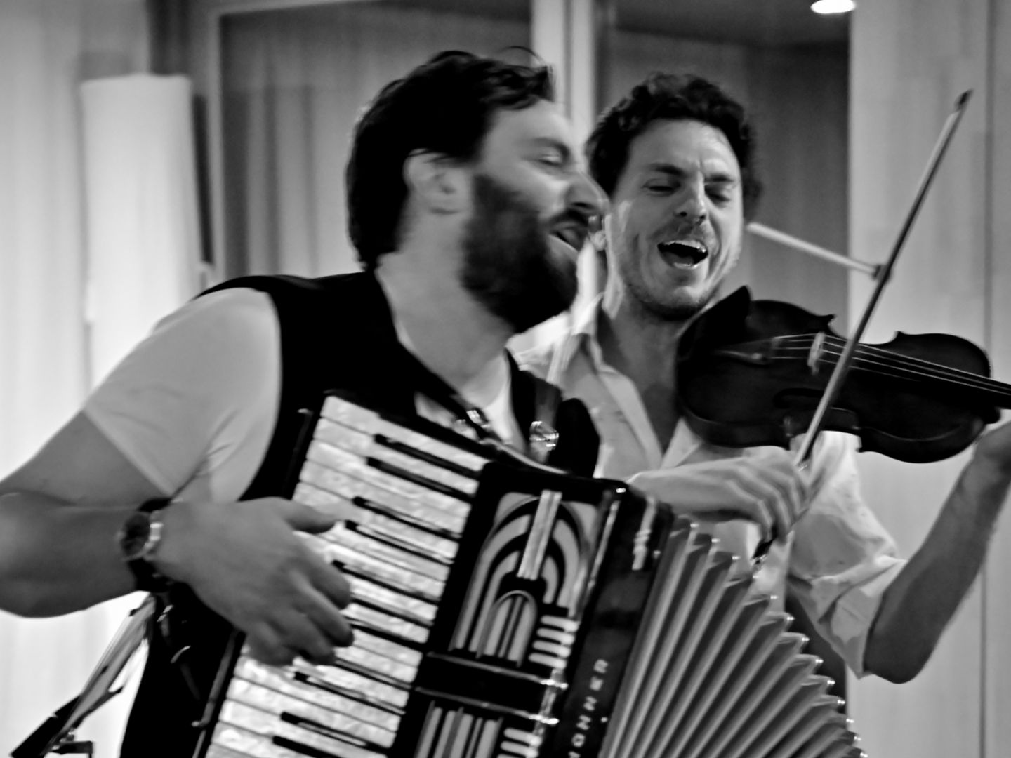Daniel Kahn & Jake Shulman-Ment spielen Akkordeon und Geige