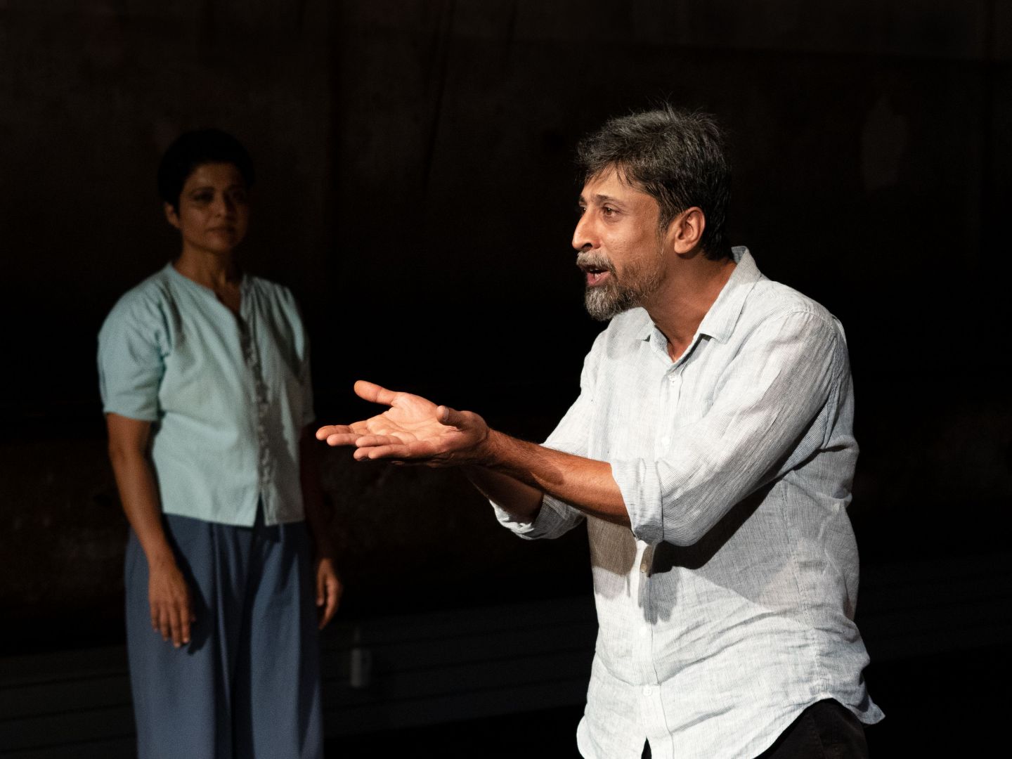 Ein Foto von Kavita Srinivasan und Sankar Venkateswaran vor schwarzem Hintergrund.