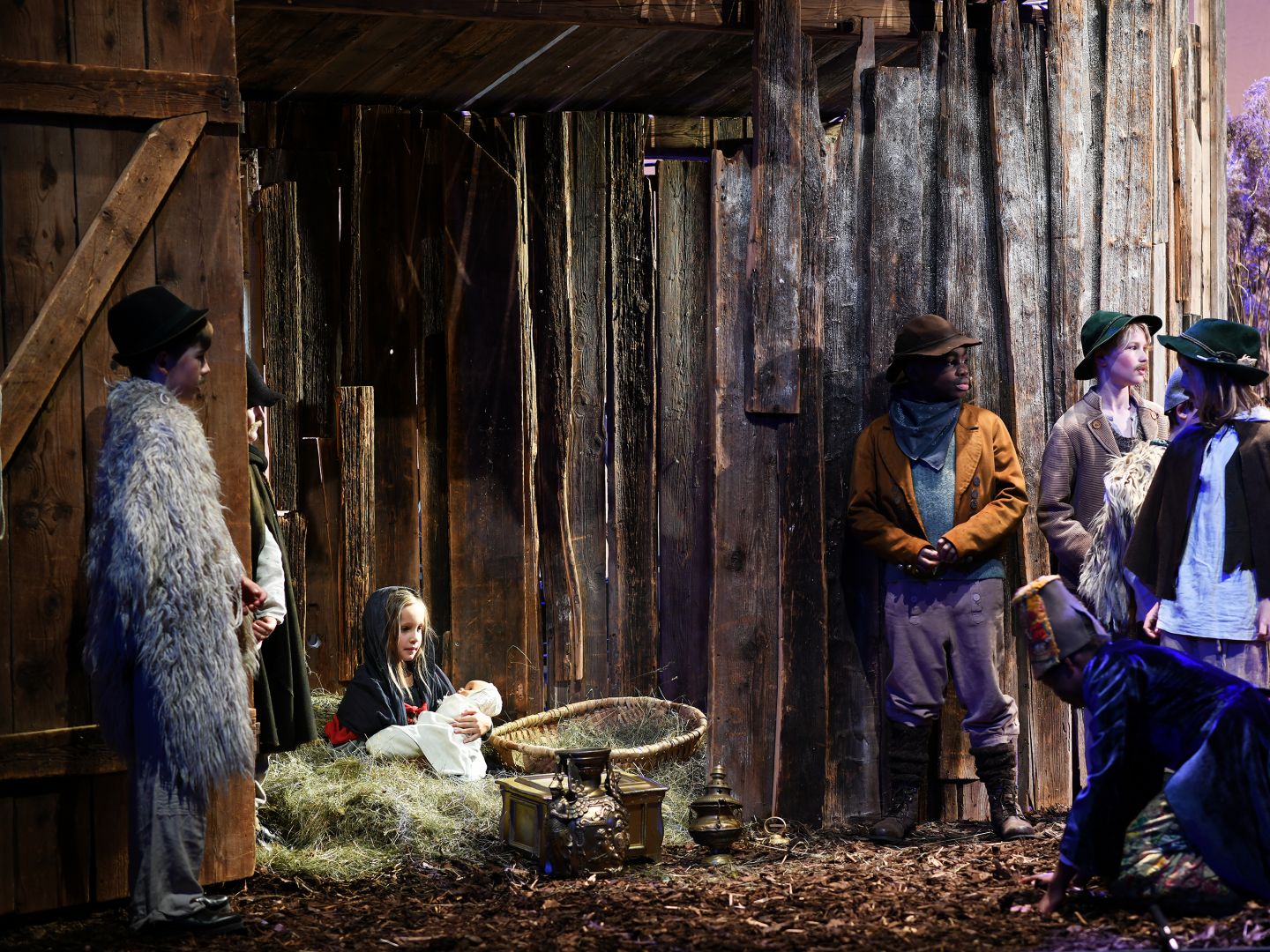Ein Foto vom Krippenspiel. Der Stall mit Maria und ihrem Baby Jesus, den Hirten und Balthasar.