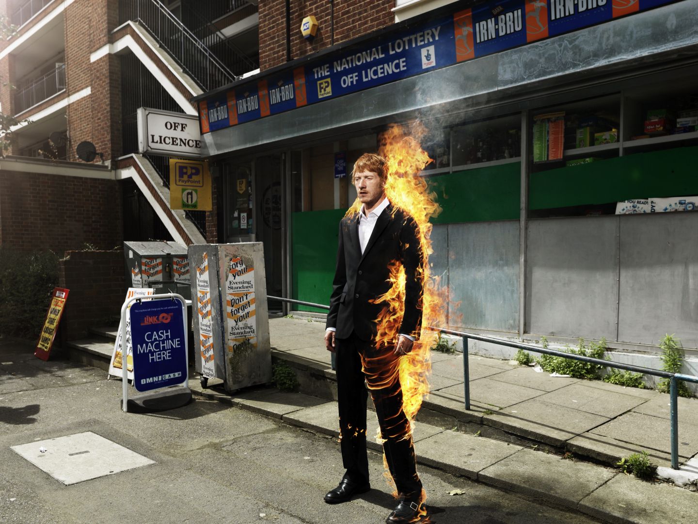 Das Plakatmotiv von Fabian oder: der Gang vor die Hunde zeigt einen brennenden Mann im Anzug vor einer Lotterie.