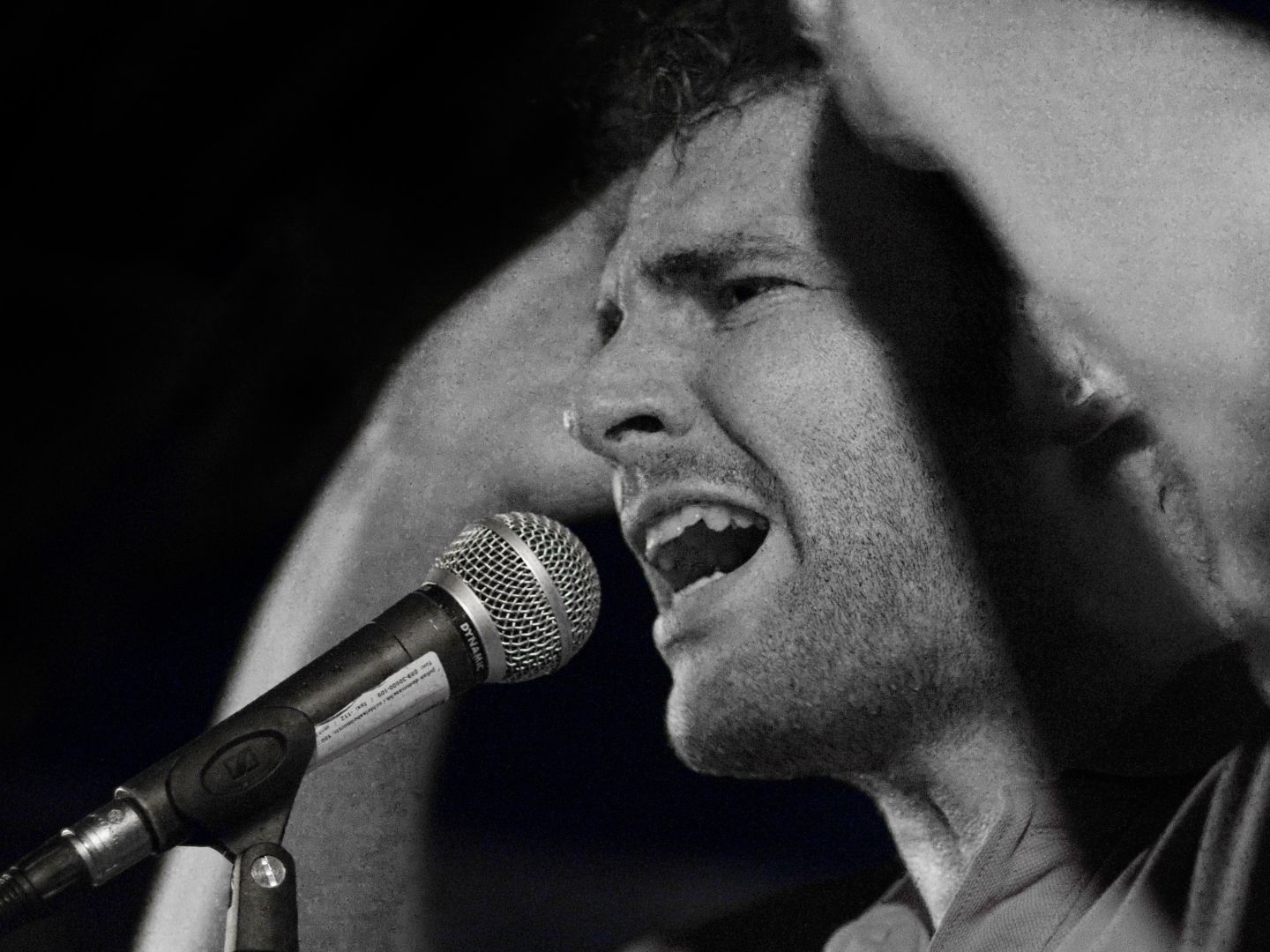 Ein Slammer auf der Bühne in schwarz-weiß