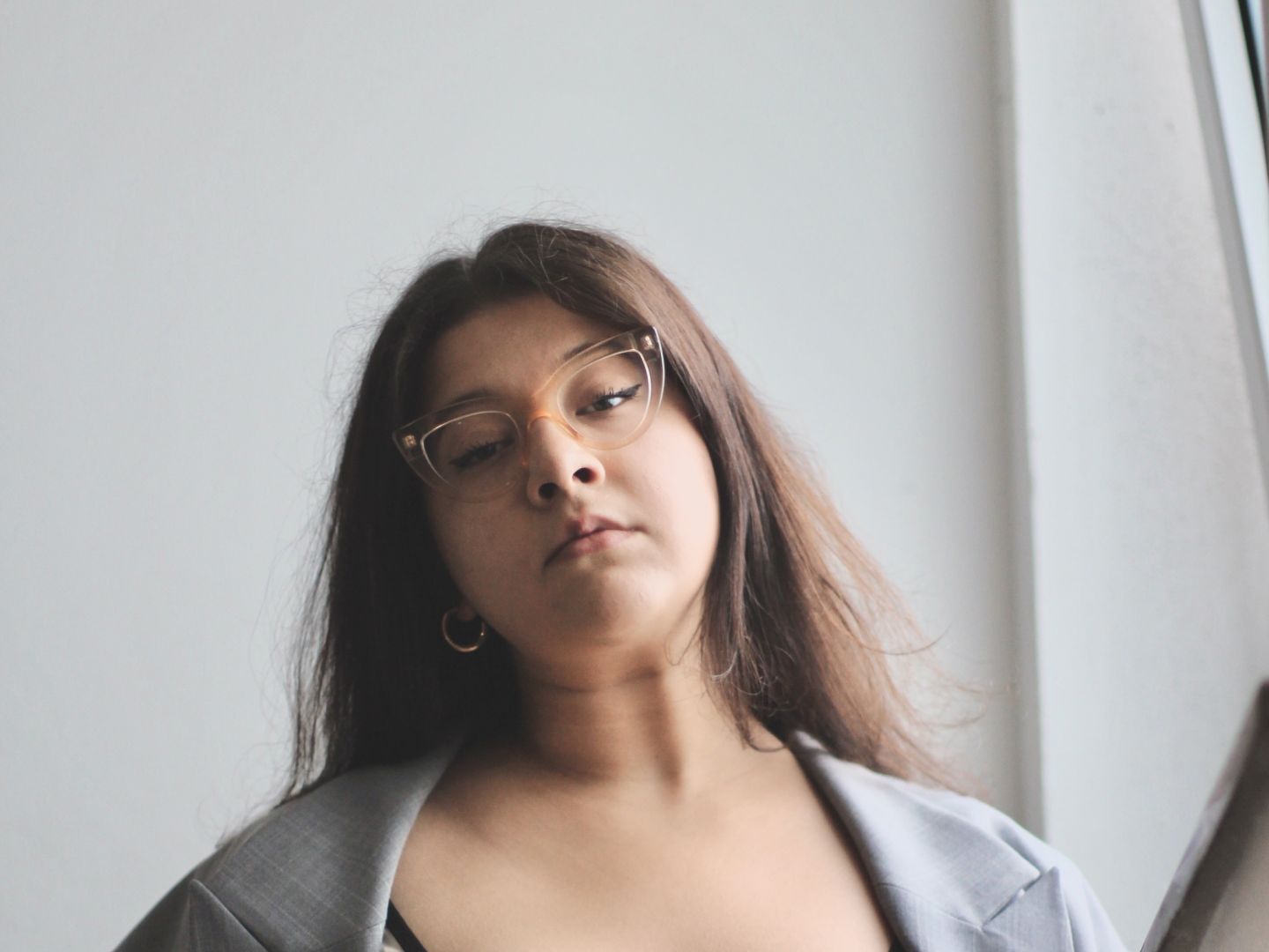 Ein Foto von Yasmine M'Barek in grauem Blazer