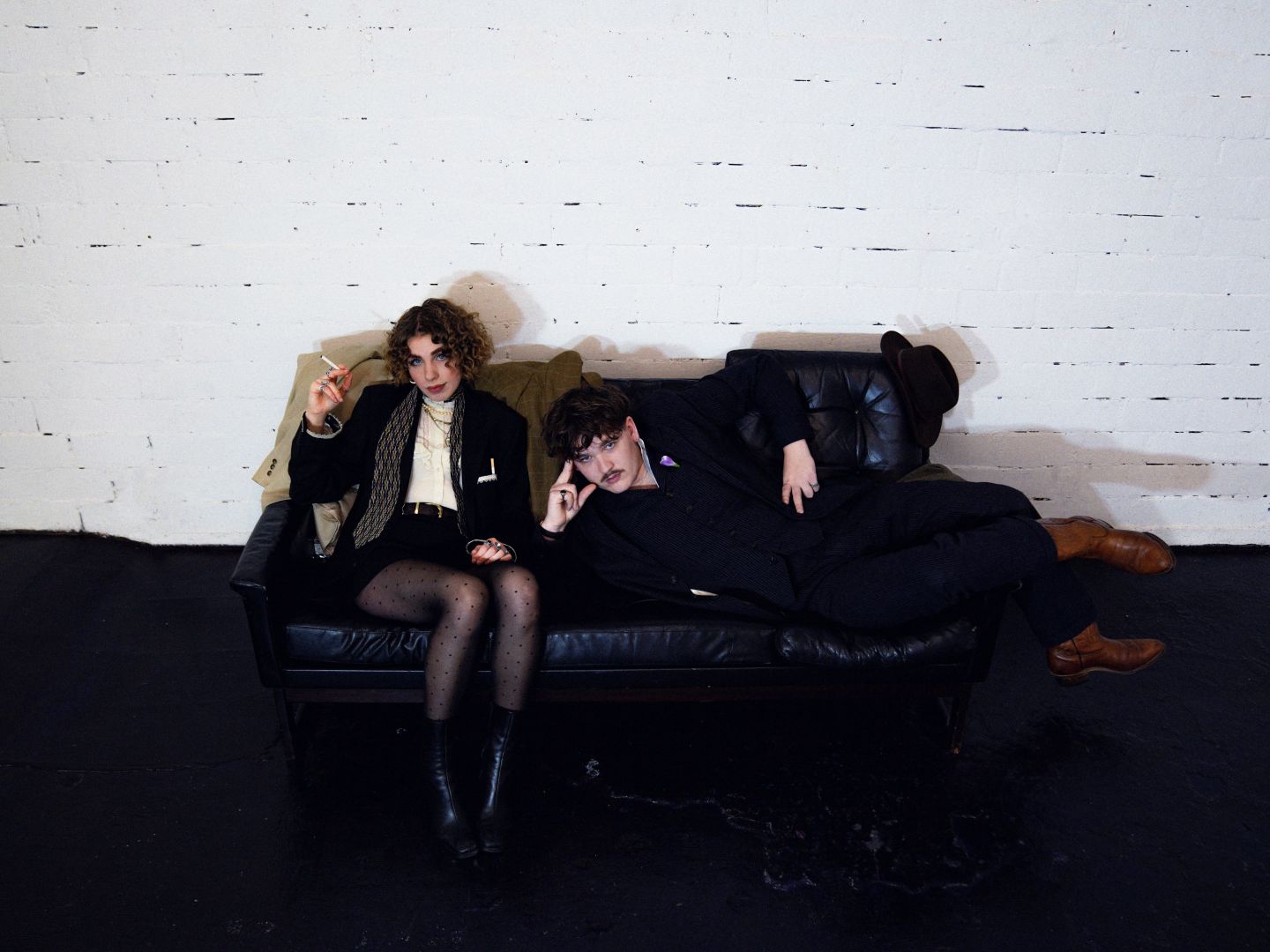 Malva und Quentin sitzend und liegend auf einer Couch