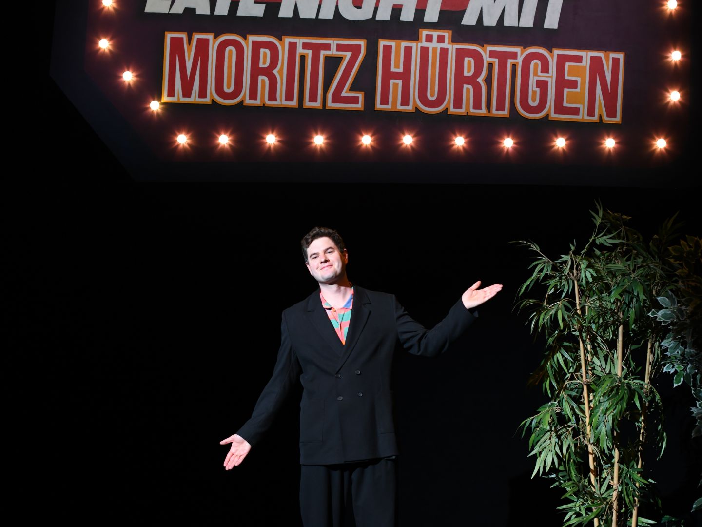 Ein Bild von Moritz Hürtgen auf der Bühne der Volksshow