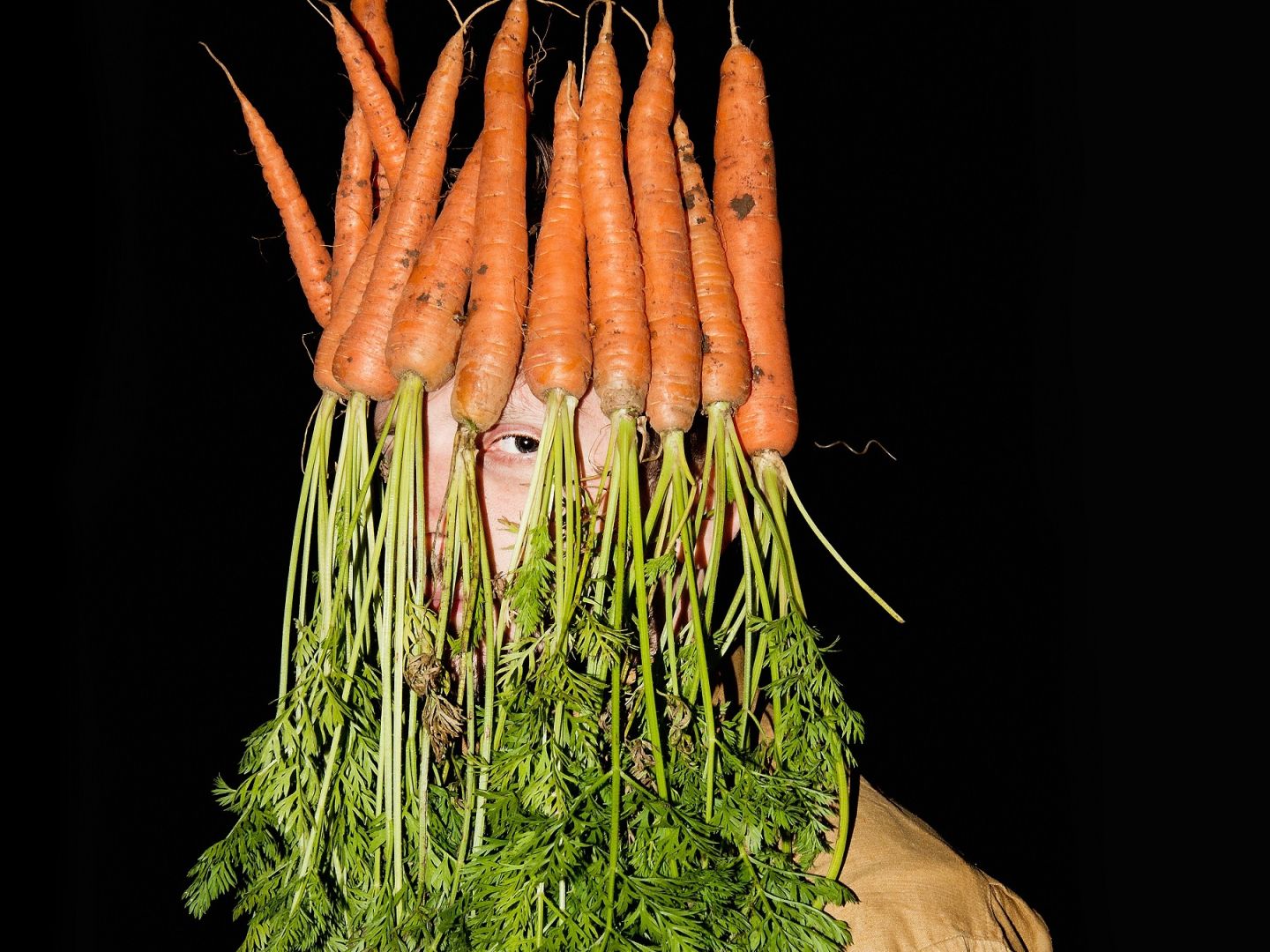 Ein Mann trägt eine Krone aus Möhren.