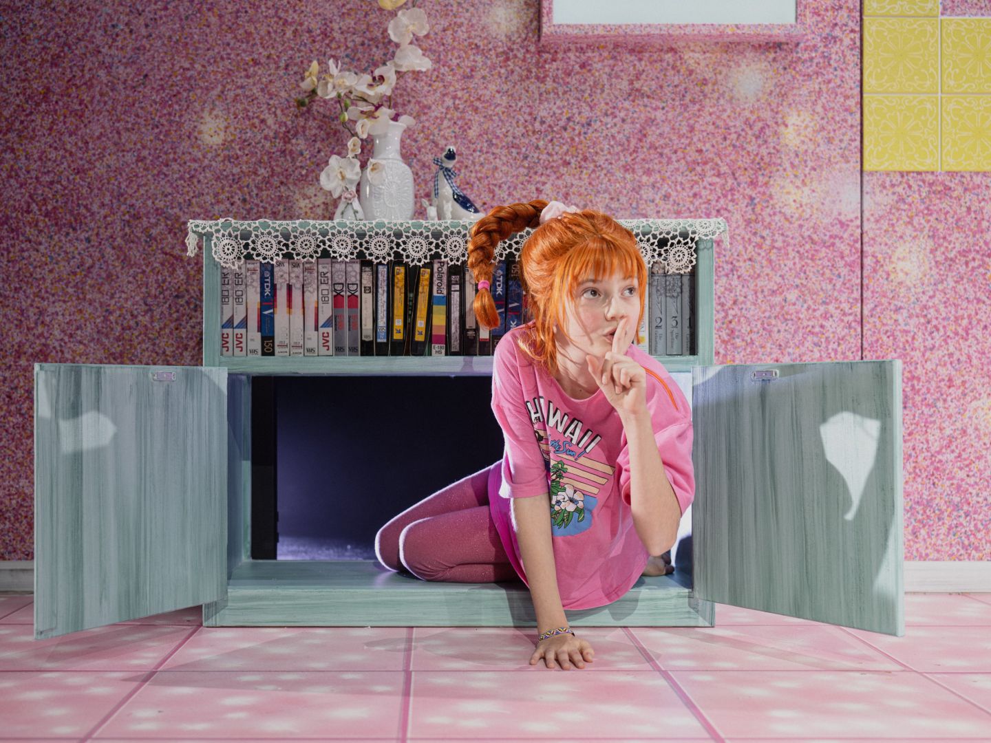 Ida Rauschnabel kriecht aus einem Schrank.