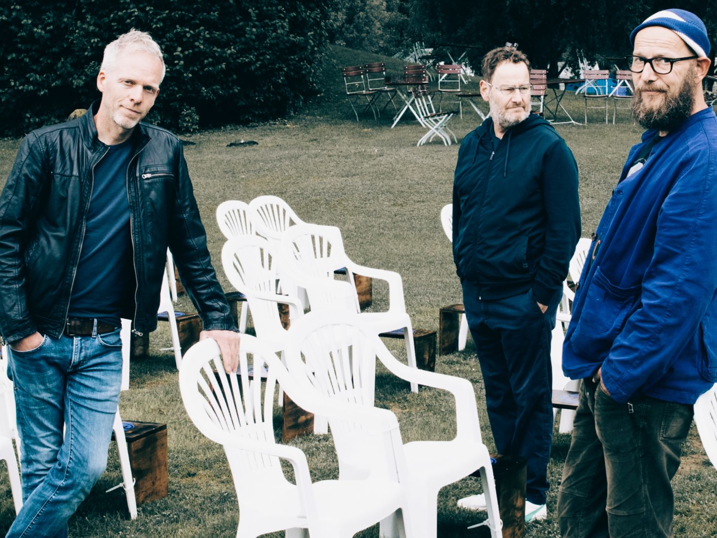 Das Trio der Bananafishbones auf einer Wiese umgeben von Plastikstühlen.