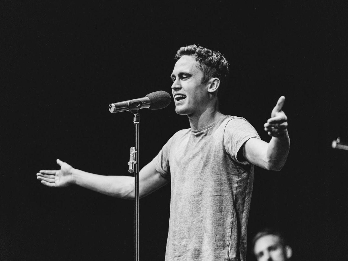 Emil Kaschka trägt an einem Mikrofon seinen Poetry Slam vor