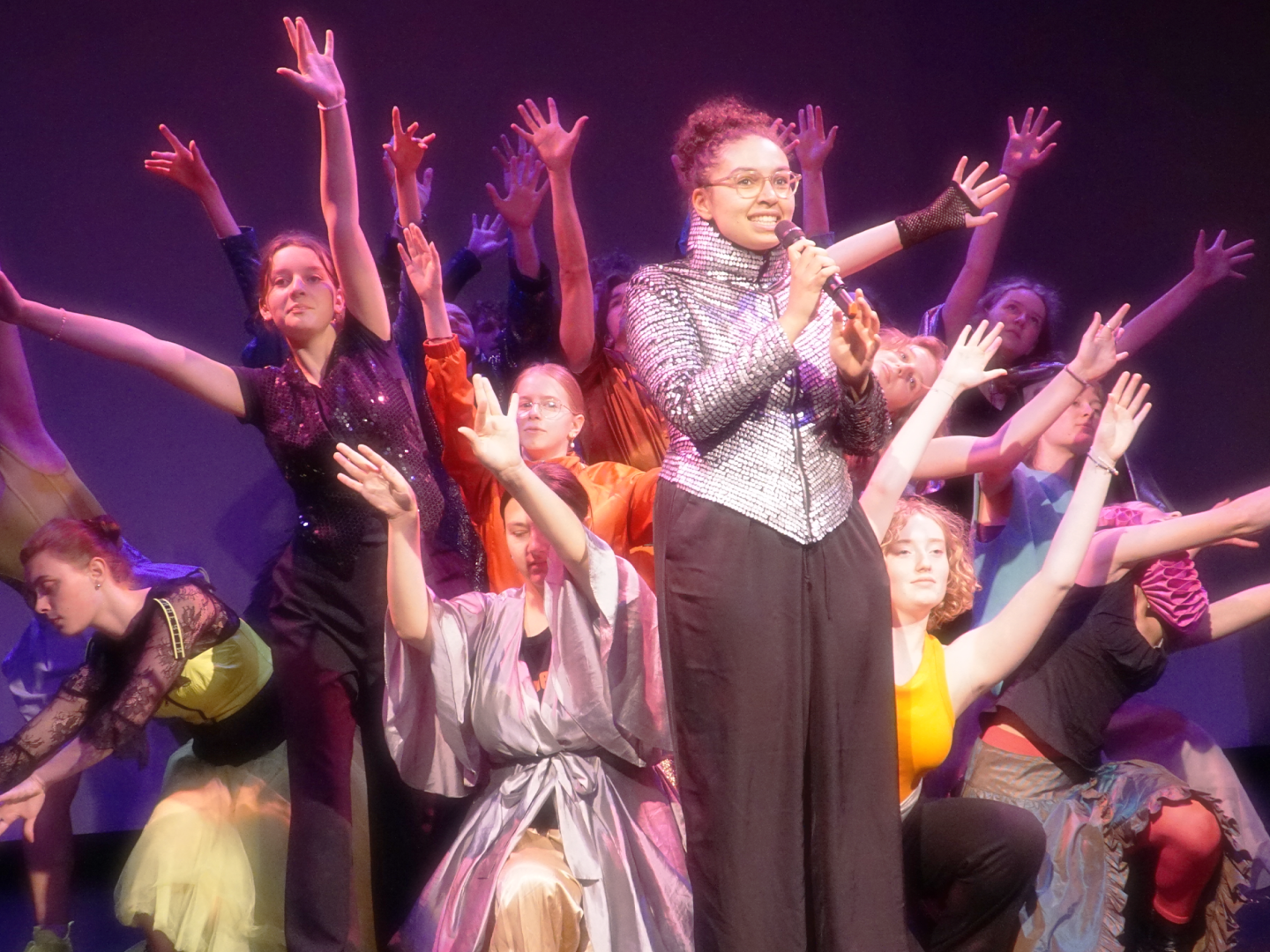 Das Ensemble von NO TIME TO SHINE in Formation.
