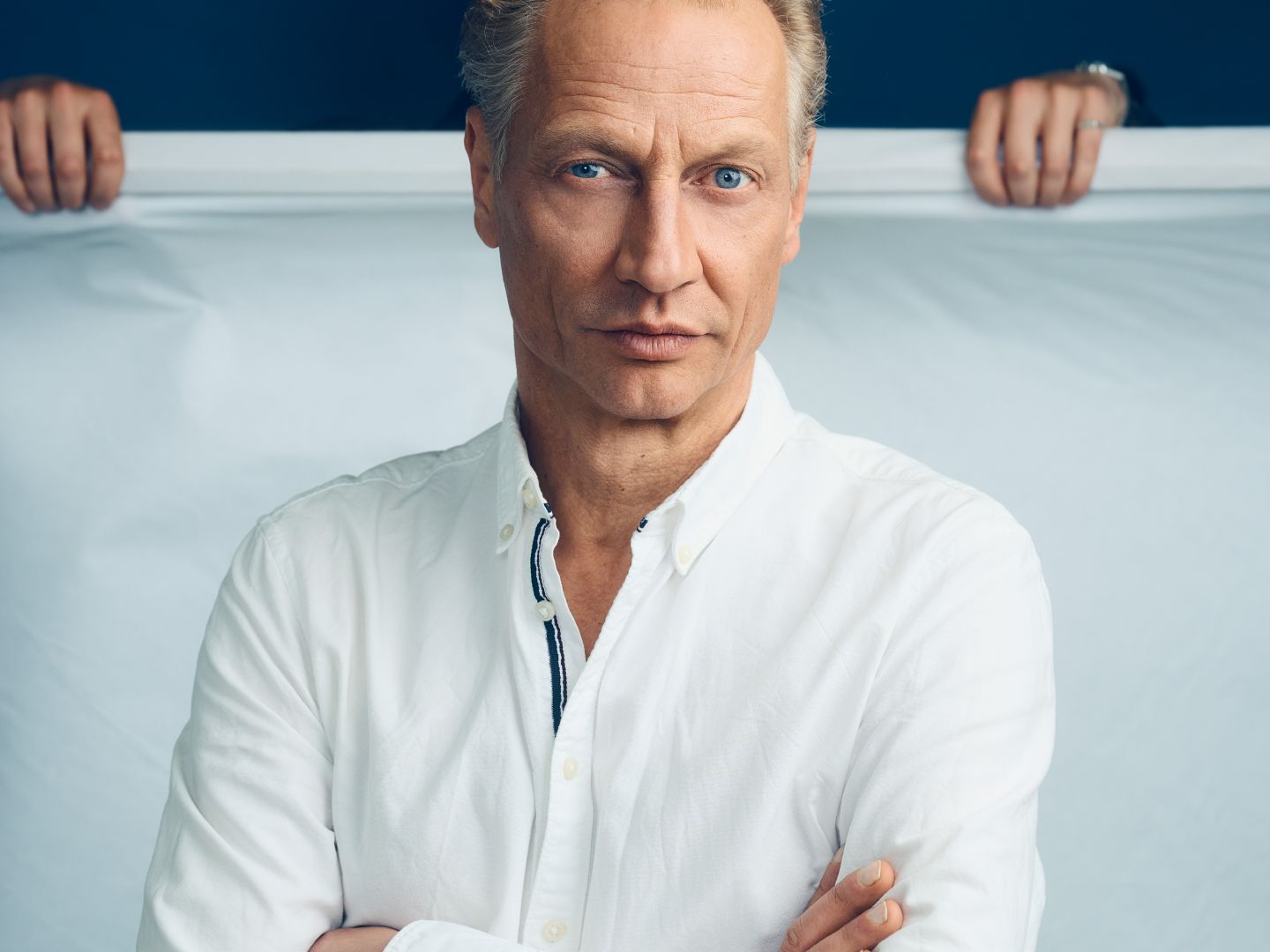 Portrait von Victor Schefé in weißem Hemd