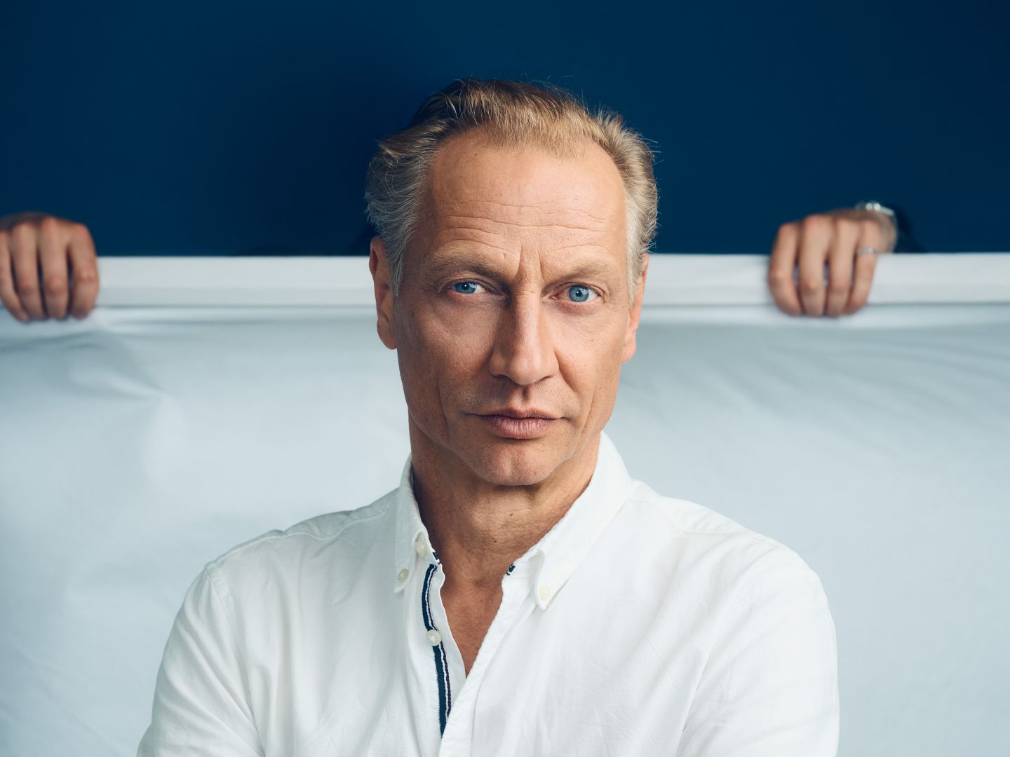 Portrait von Victor Schefé in weißem Hemd