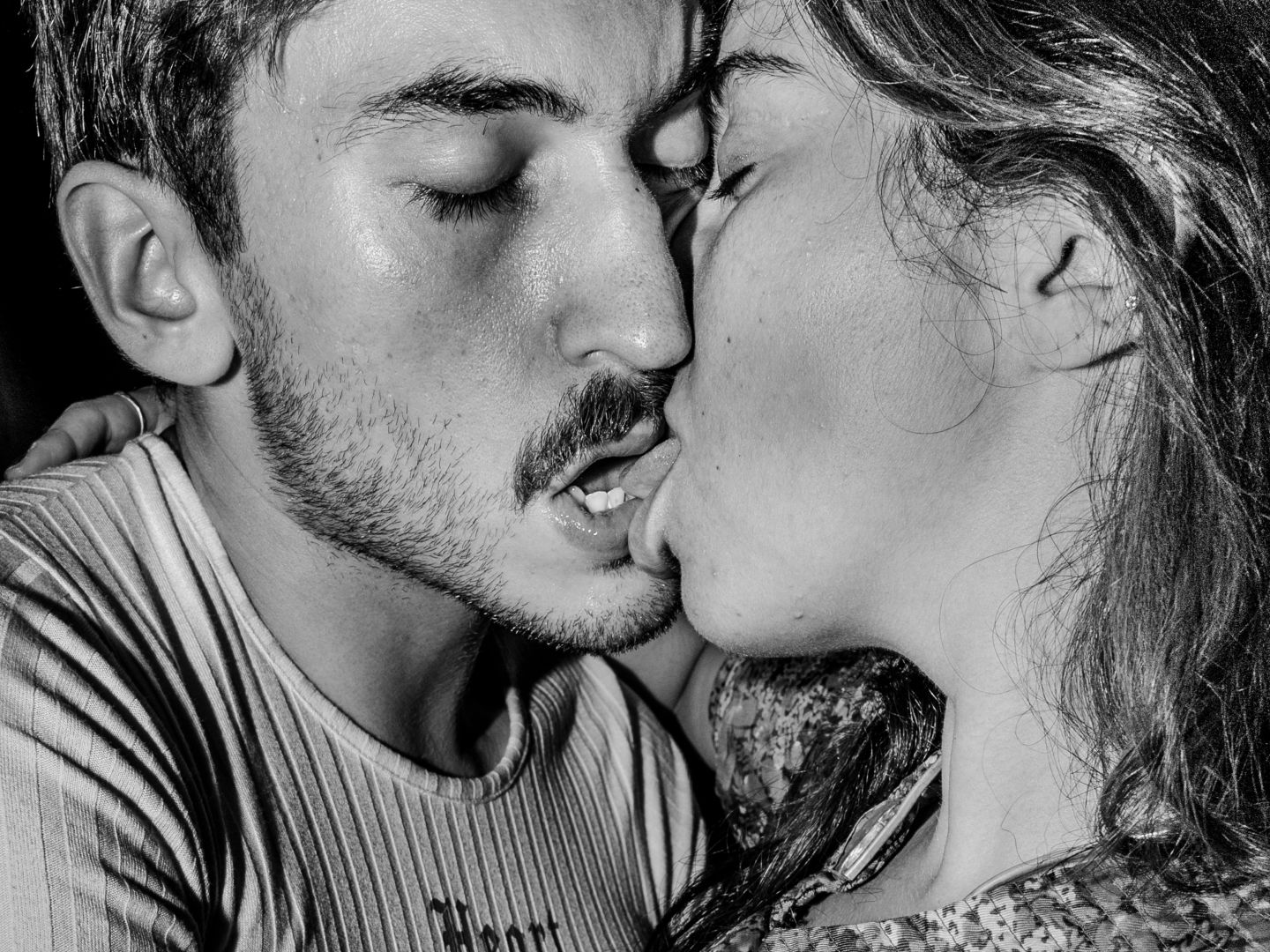 Ein Mann und eine Frau küssen sich leidenschaftlich.