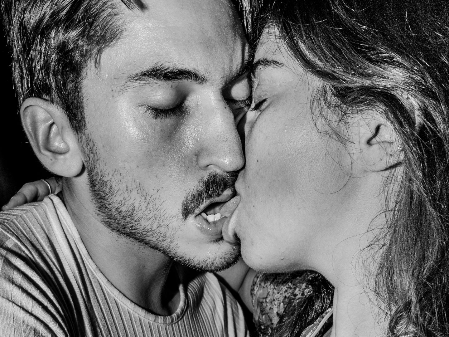 Ein Mann und eine Frau küssen sich leidenschaftlich.