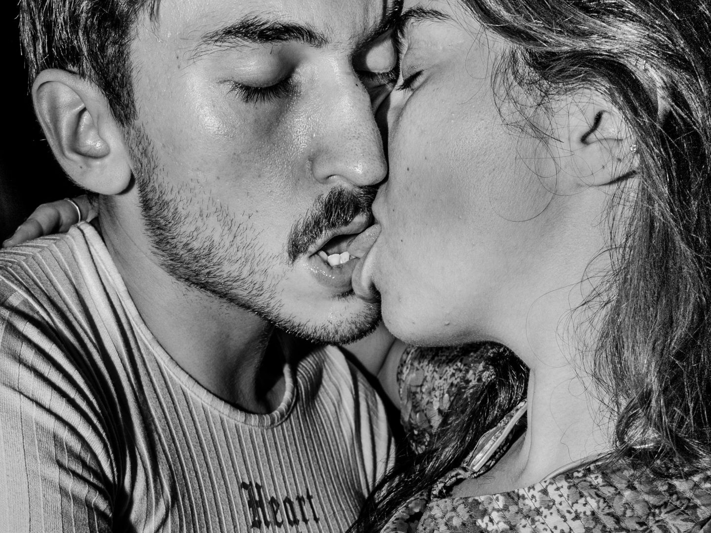 Ein Mann und eine Frau küssen sich leidenschaftlich.