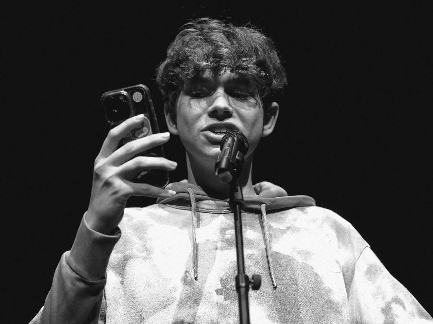 Ein Slammer spricht in ein Mikro, schwarz-weiße Fotografie