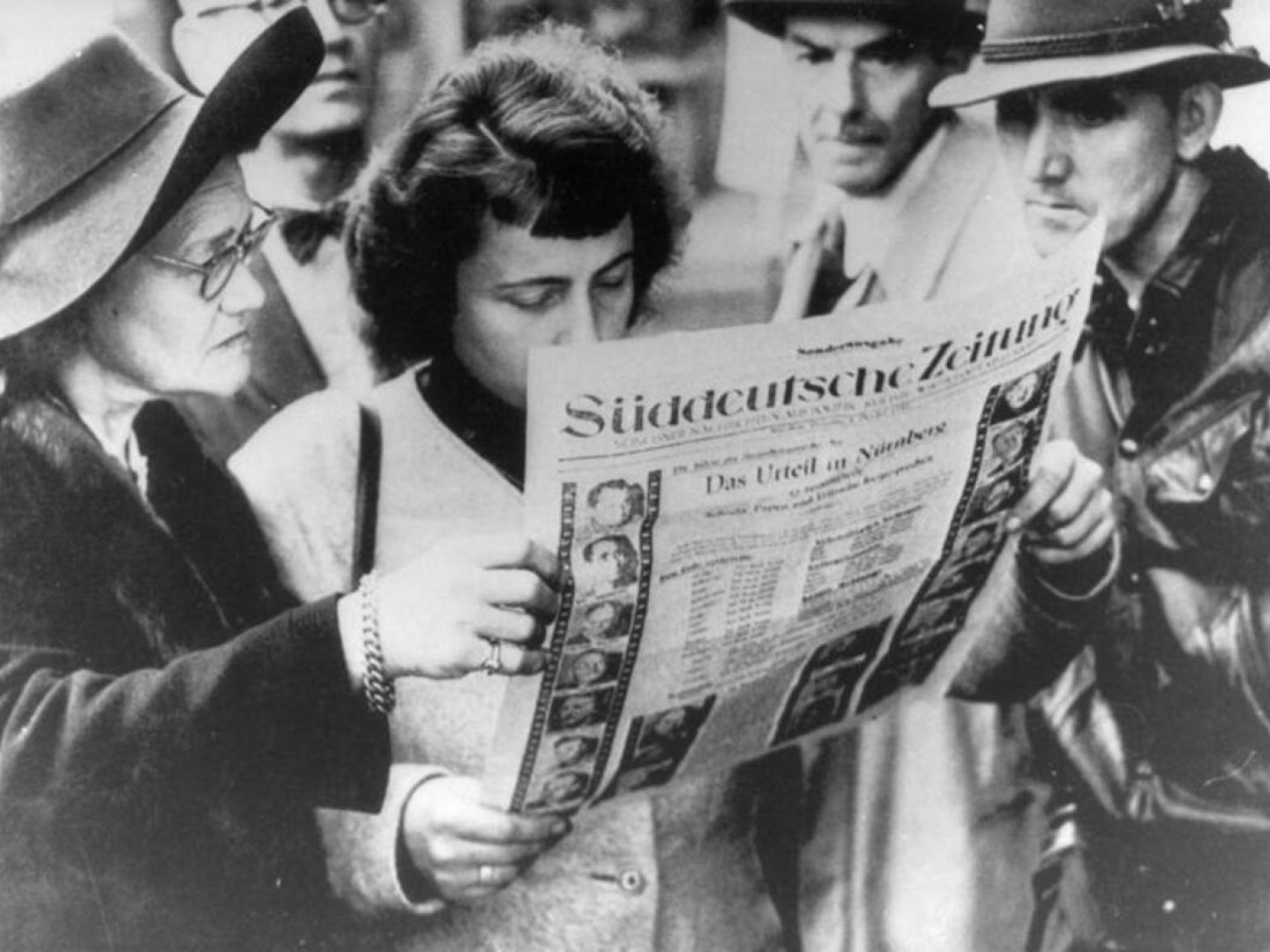 © Bundesarchiv Bild 146-1990-032-29A, Nürnberger Prozess, Zeitungsleser
