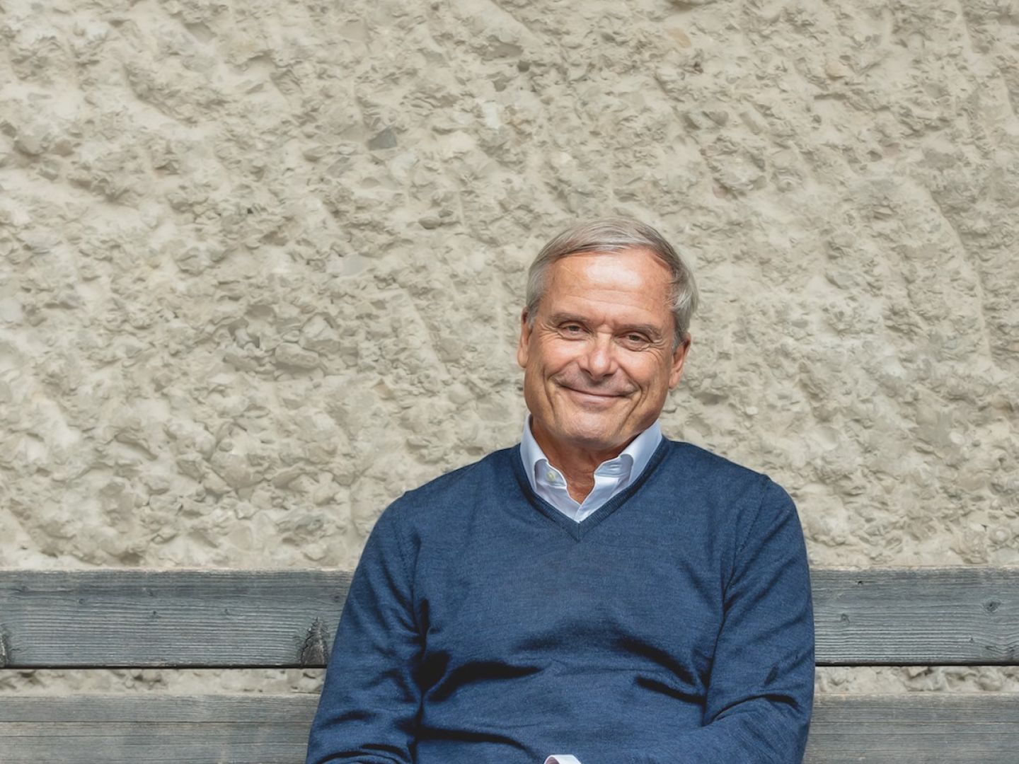 Ein Portraitfoto von Axel Hacke. Er sitzt auf einer Bank. (c) Mena Zoo