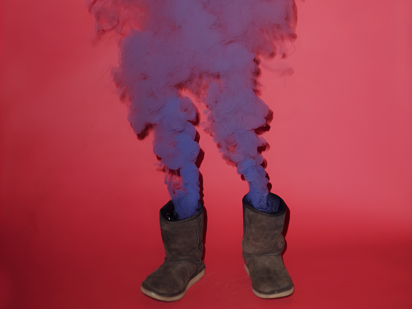 Zwei Ugg-Boots vor pinkem Hintergrund, aus denen lila Rauch aufsteigt.