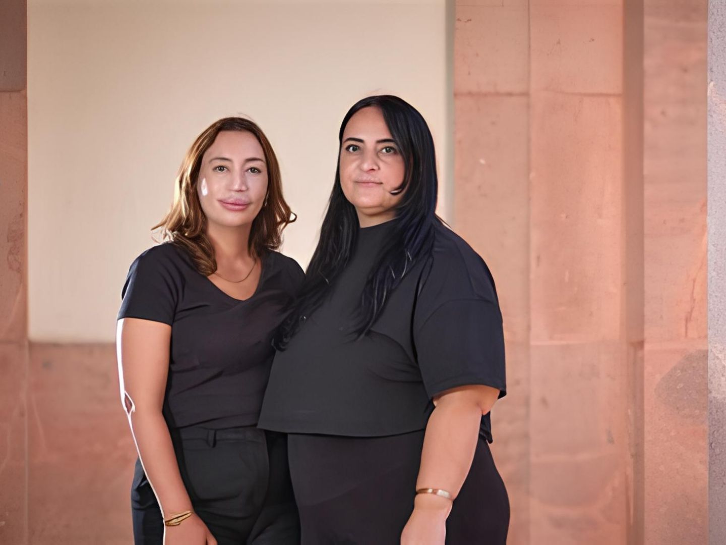 Zwei Frauen stehen und schauen in die Kamera