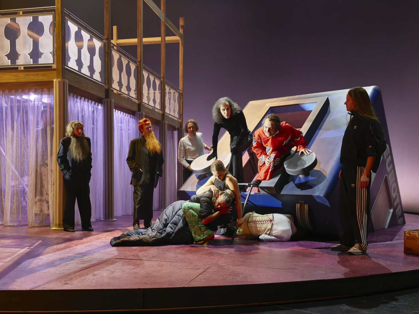 Das Ensemble von DER IDIOT versammelt um ein Bühnenbildteil.